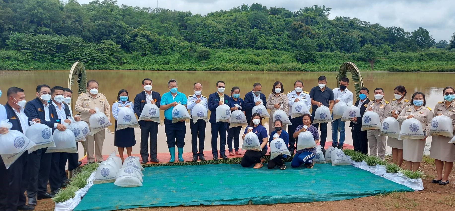 ผู้ช่วยรัฐมนตรีประจำกระทรวงเกษตรและสหกรณ์ (นายนราพัฒน์ แก้วทอง)  ปล่อยพันธุ์สัตว์น้ำสร้างความมั่นคงด้านอาหาร อ่างเก็บน้ำห้วยน้ำใส..คลิก