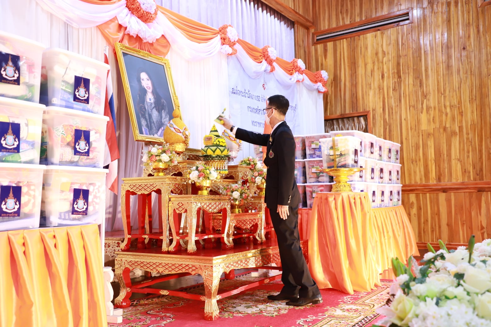 สมเด็จเจ้าฟ้าฯ กรมพระศรีสวางควัฒน วรขัตติยราชนารี พระราชทานสิ่งของช่วยเหลือผู้ประสบอุทกภัยในพื้นที่อำเภอหล่มเก่า จังหวัดเพชรบูรณ์..คลิก