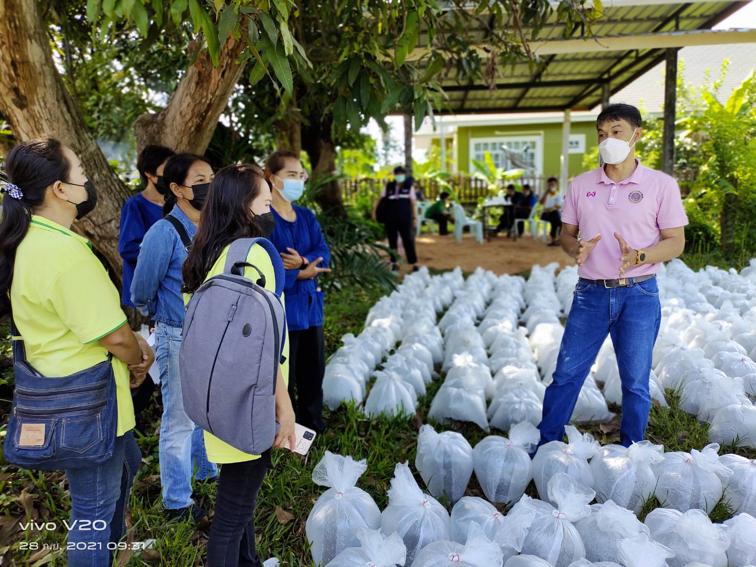 การตรวจรับปัจจัยการผลิต เพื่อมอบแก่เกษตรกรที่เข้าร่วมโครงการ 1 ตำบล 1 กลุ่มเกษตรทฤษฎีใหม่  ในพื้นที่อำเภอศรีเมืองใหม่ จังหวัดอุบลราชธานี..คลิก