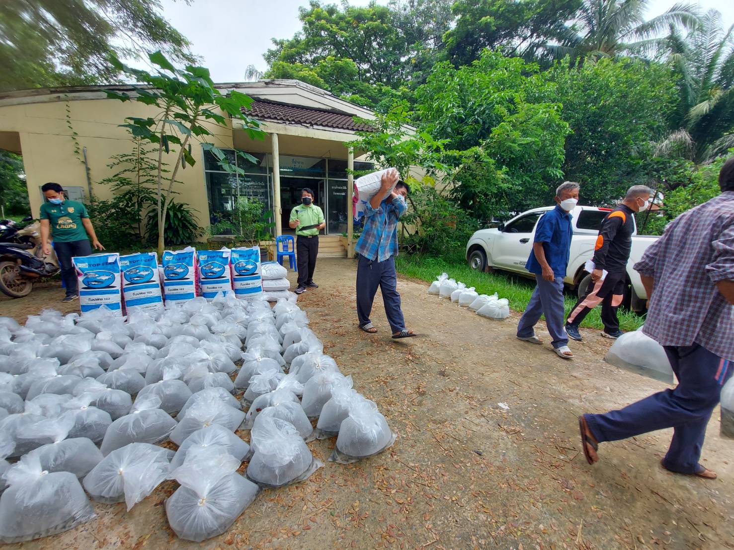 ประมงอำเภอนาจะหลวย ดูแลงานด้านประมงอำเภอบุณฑริก ดำเนินการตรวจรับและส่งมอบปัจจัยการผลิต แก่เกษตรกรที่เข้าร่วมโครงการ 1 ตำบล 1 กลุ่มเกษตรทฤษฎีใหม่ แก่เกษตรกรในพื้นที่อำเภอบุณฑริก..คลิก