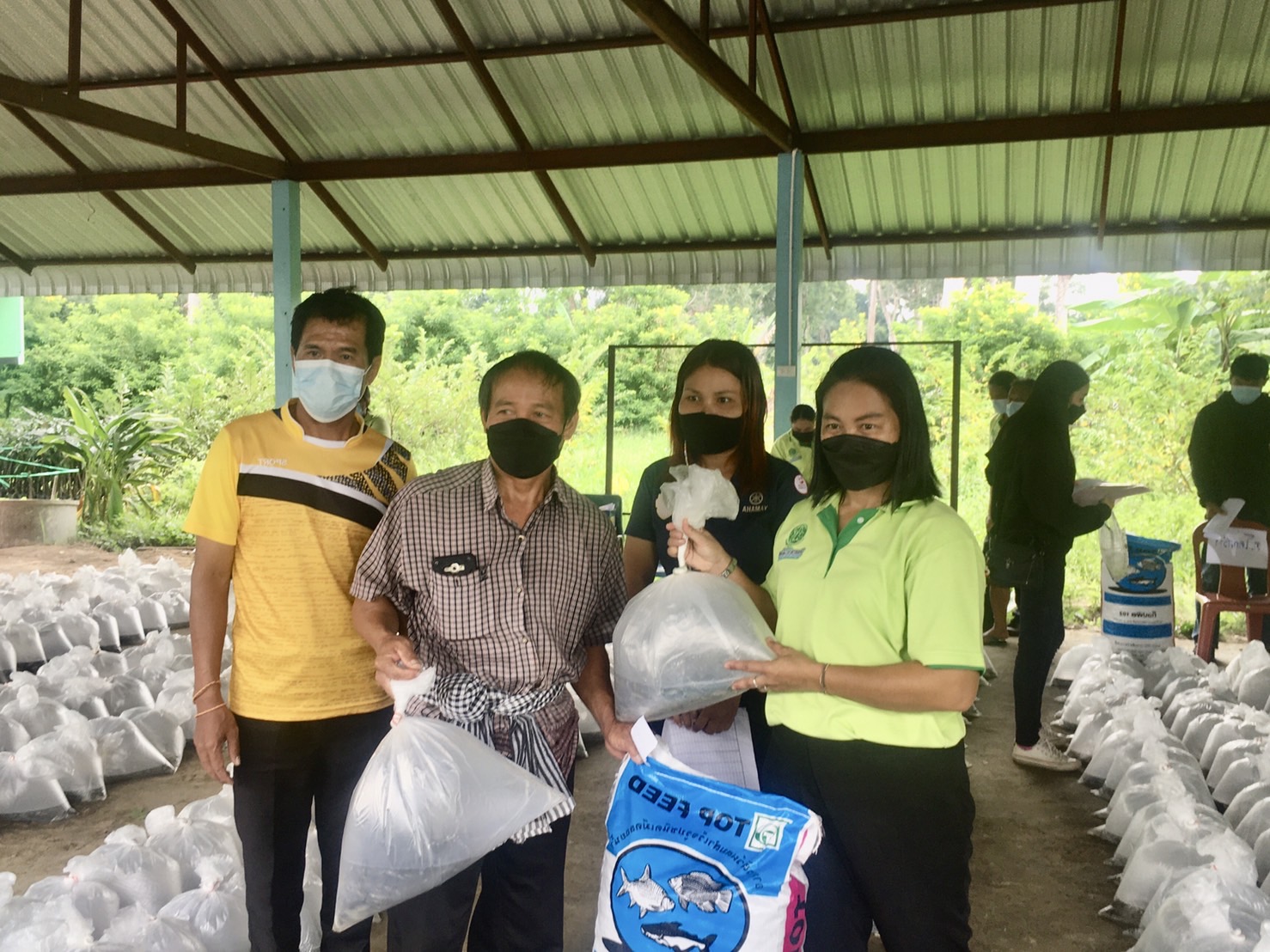 การตรวจรับและส่งมอบปัจจัยการผลิต แก่เกษตรกรที่เข้าร่วมโครงการ 1 ตำบล 1 กลุ่มเกษตรทฤษฎีใหม่  ในพื้นที่อำเภอสำโรง จังหวัดอุบลราชธานี..คลิก