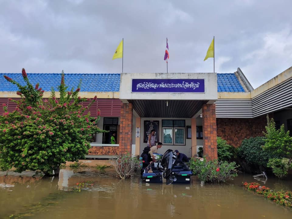 เจ้าหน้าที่ศูนย์ป้องกันและปราบปรามประมงน้ำจืดนครราชสีมา กองตรวจการประมง ออกช่วยเหลือประชาชนในพื้นที่ อำเภอจัตุรัส จังหวัดชัยภูมิ..คลิก