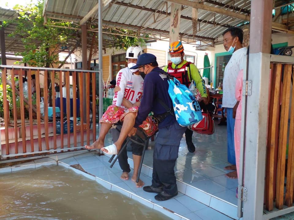 ศูนย์ป้องกันและปราบปรามประมงน้ำจืดนครราชสีมา กองตรวจการประมง ลงพื้นที่ทำการช่วยเหลือผู้ที่ได้รับบาดเจ็บจากนำ้ท่วม จังหวัดนครราชสีมา..คลิก