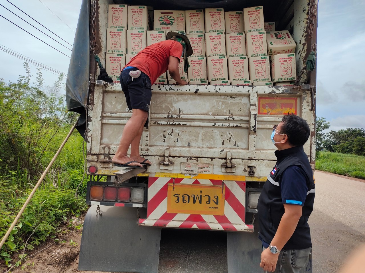ตรวจผลิตภัณฑ์จากสัตว์น้ำ ที่ส่งออกไปยังประเทศกัมพูชา (จุดผ่อนปรนการค้าบ้านหนองปรือ)..คลิก
