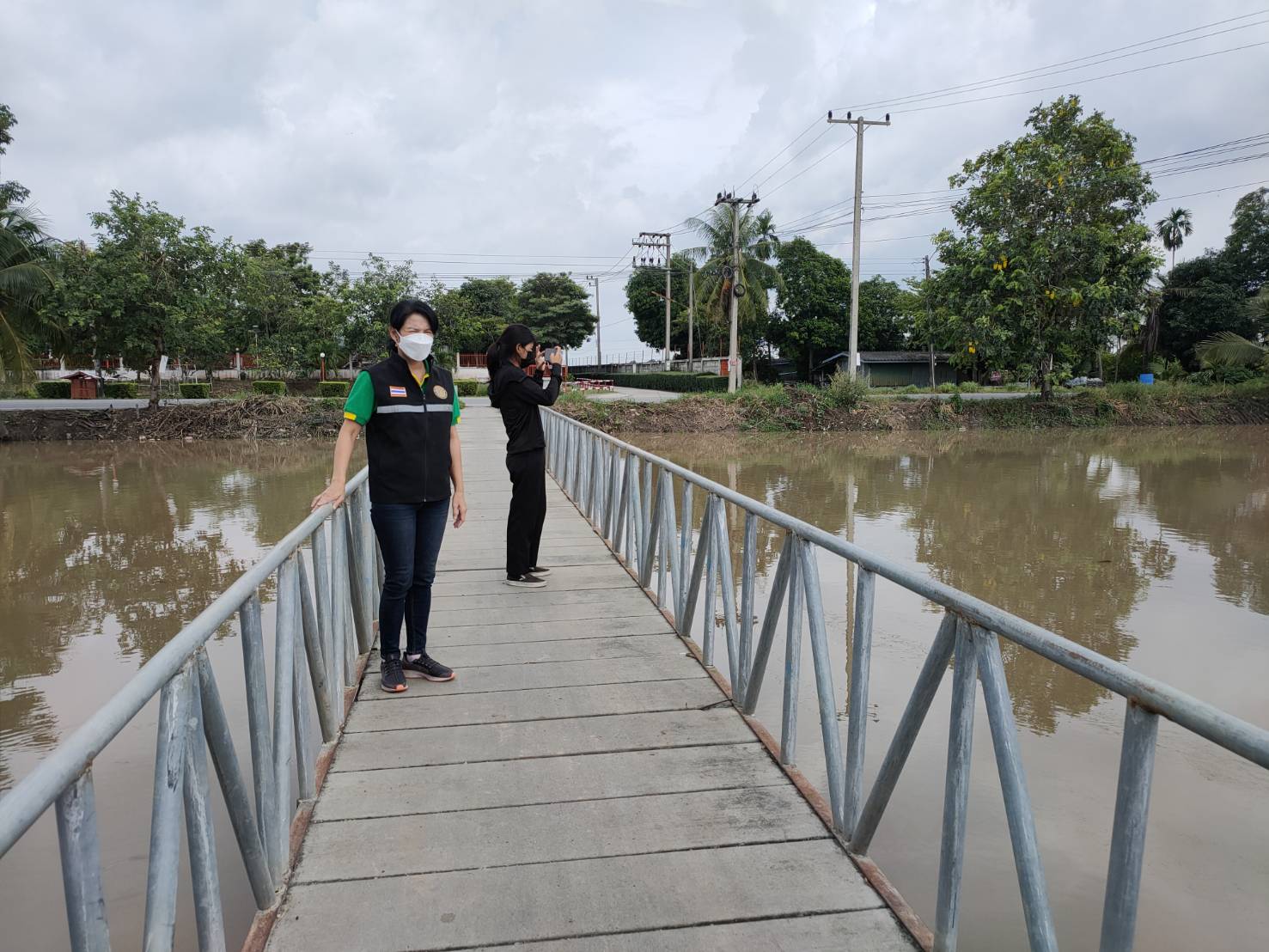 ฯ ลงพื้นที่ตรวจสอบและแจ้งผู้ประกอบกิจการการเพาะเลี้ยงจระเข้ให้ปรับปรุงฟาร์มและปฏิบัติตามประกาศกรมประมง เรื่องข้อกำหนดให้ผู้ประกอบกิจการการเพาะเลี้ยงจระเข้ซึ่งเป็นกิจการการเพาะเลี้ยงสัตว์น้ำควบคุมภายในเขตเพาะเลี้ยงสัตว์น้ำ ตามมาตรา 77    แห่งพระราชกำหนดการประมง พ.ศ.2558 ต้องปฏิบัติ พ.ศ. 2563..คลิก