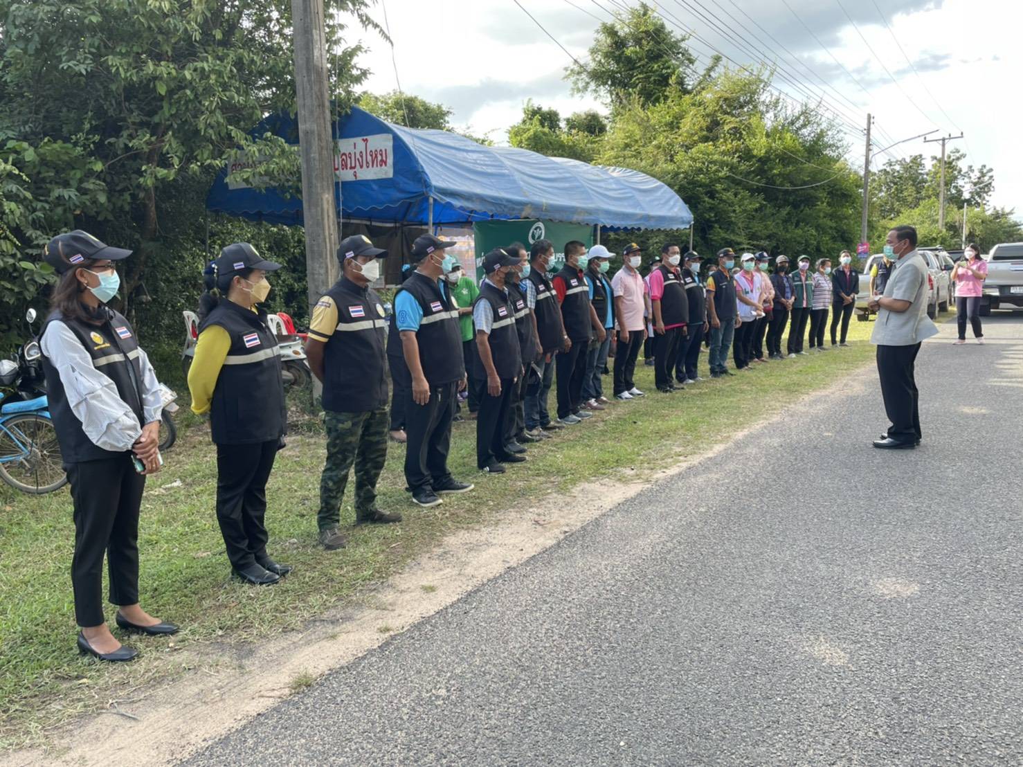 ประมงอำเภอวารินชำราบ ร่วมตรวจเยี่ยมให้กำลังใจชาวบ้านราชธานีอโศก โดยนายสมชัย  บูรณะ นายอำเภอวารินชำราบ..คลิก