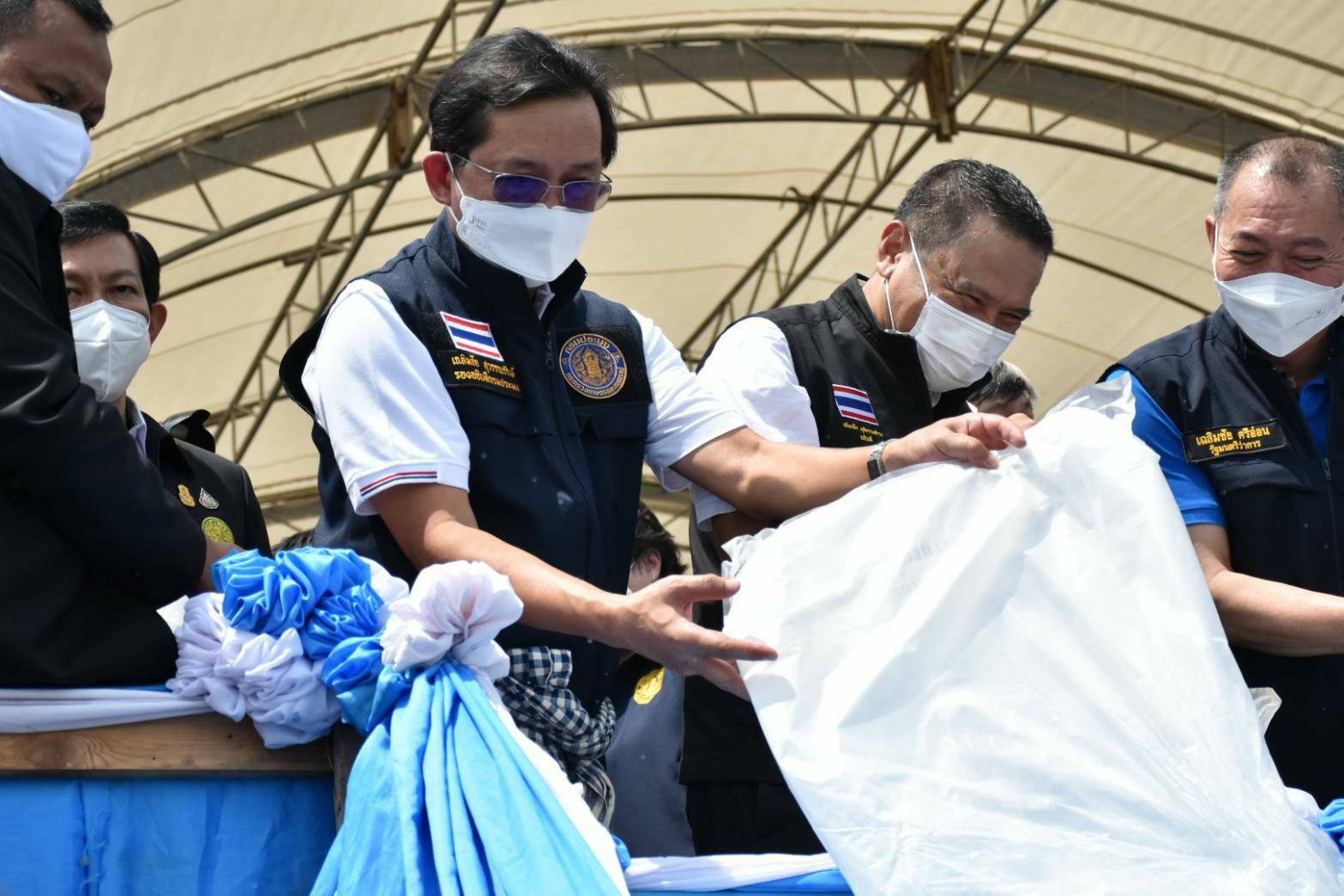 ดร.เฉลิมชัย ศรีอ่อน รัฐมนตรีว่าการกระทรวงเกษตรและสหกรณ์ พร้อมด้วย ดร.ทองเปลว กองจันทร์ ปลัดกระทรวงเกษตรและสหกรณ์ และคณะฯ ร่วมปล่อยพันธุ์สัตว์น้ำจืด ณ อ่างเก็บน้ำพุทธอุทยาน ตำบลบุ่ง อำเภอเมือง จังหวัดอำนาจเจริญ..คลิก