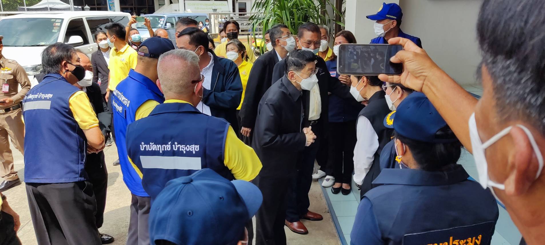 ต้อนรับนายวิษณุ  เครืองาม รองนายกรัฐมนตรี ที่เดินทางมาตรวจเยี่ยมประชาชนที่ได้รับผลกระทบจากสถานการณ์อุทกภัย เพื่อบรรเทาความเดือดร้อนของประชาชนที่ได้รับผลกระทบจากสถานการณ์อุทกภัยในครั้งนี้..คลิก