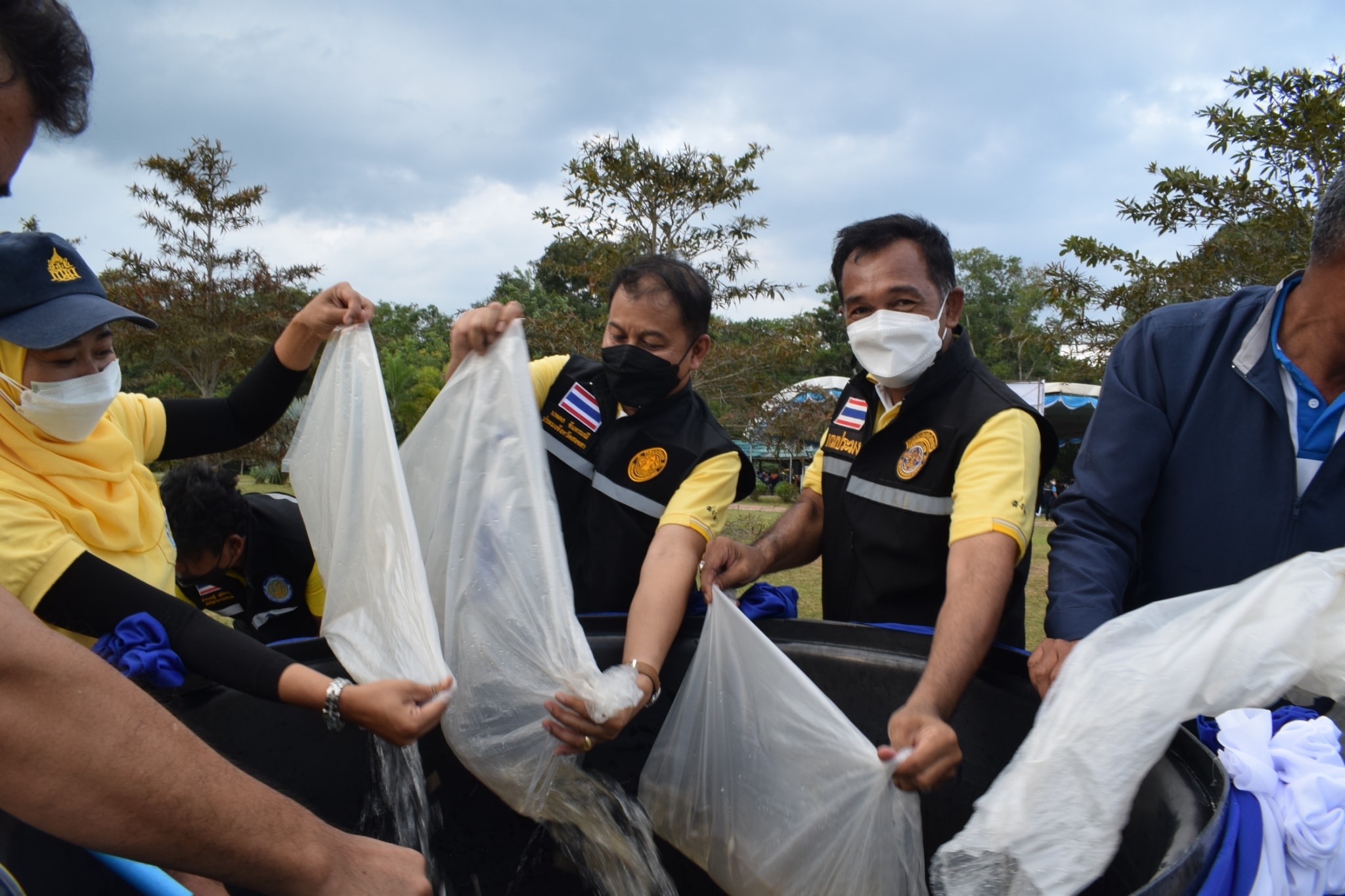 สำนักงานประมงจังหวัดสงขลา  ร่วมต้อนรับ รัฐมนตรีว่าการกระทรวงเกษตรและสหกรณ์ ลงพื้นที่ติดตามสถานการณ์น้ำอ่างเก็บน้ำคลองหลา ตามพระราชดำริ จังหวัดสงขลา..คลิก