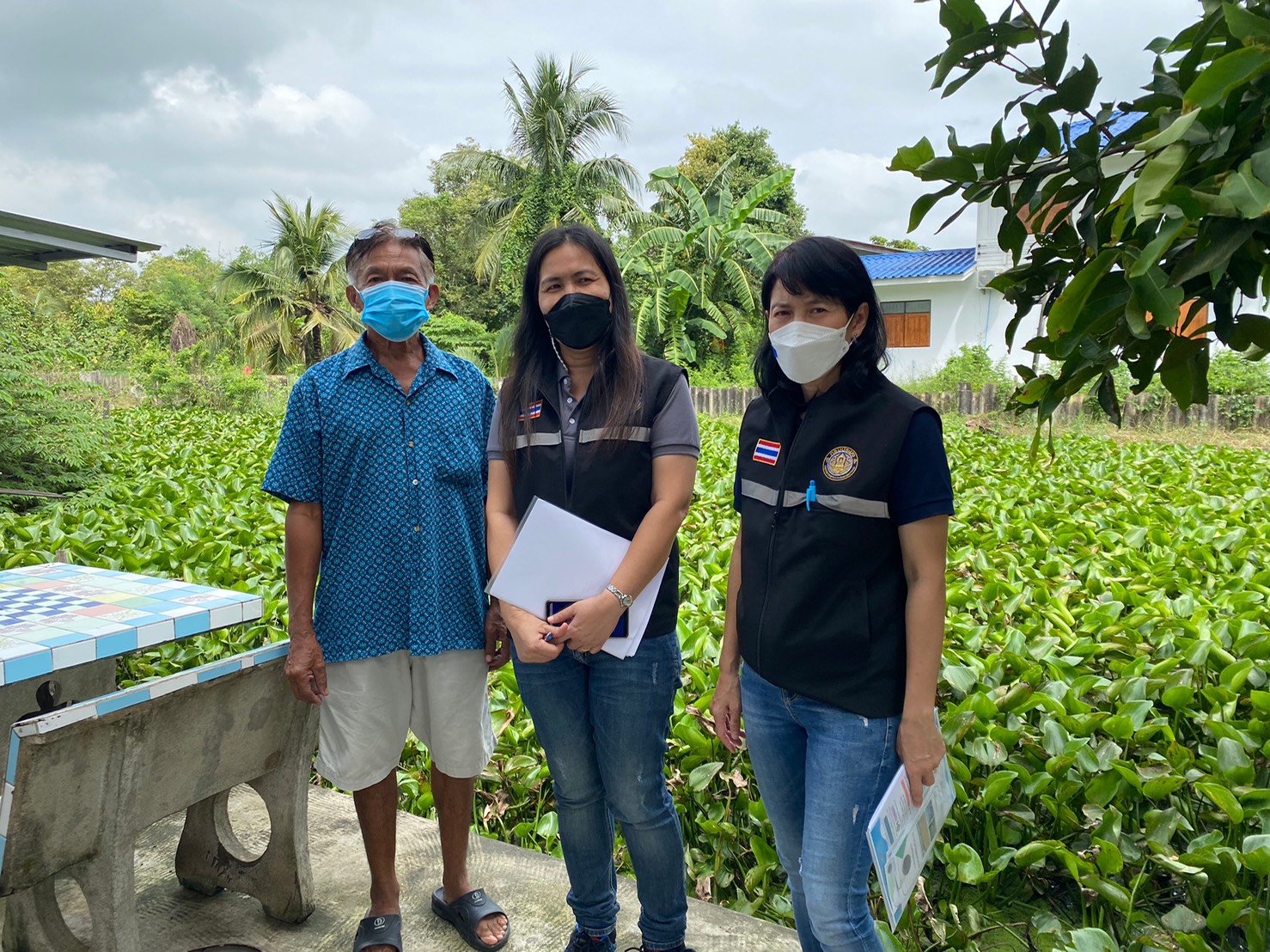 วันที่ 19 ตุลาคม 2564 นายนรินทร์ มีวงศ์ ประมงจังหวัดปทุมธานี มอบหมายกลุ่มบริหารจัดการด้านการประมง นางวาสนา จันทร์แจ่มใส เจ้าพนักงานประมงชำนาญงาน ร่วมกับ นางปภาดา เขียวชุมนุม ประมงอำเภอลาดหลุมแก้ว และเจ้าหน้าที่สำนักงาน ฯ ลงพื้นที่สำรวจ/ตรวจเยี่ยมฟาร์มตะพาบน้ำ จำนวน 3 ราย เพื่อแจ้งขั้นตอนการออกหนังสือกำกับการจำหน่ายสัตว์น้ำหรือลูกพันธุ์สัตว์น้ำ(ตะพาบน้ำ), รับขึ้นทะเบียนเกษตรกรตะพาบน้ำทั้ง 3 ราย และได้ตรวจสอบระดับน้ำเพื่อเฝ้าระวังสถานการณ์น้ำท่วมบริเวณคลองพระยาบรรลือซึ่งรับน้ำมาจากจังหวัดพระนครศรีอยุธยา พร้อมกันนี้ประมงอำเภอลาดหลุมแก้วได้ลงพื้นที่เพื่อตรวจสอบการขอขึ้นทะเบียนผู้เพาะเลี้ยงสัตว์น้ำในพื้นที่หมู่ 2 ตำบลลาดหลุมแก้ว จำนวน 5 ราย