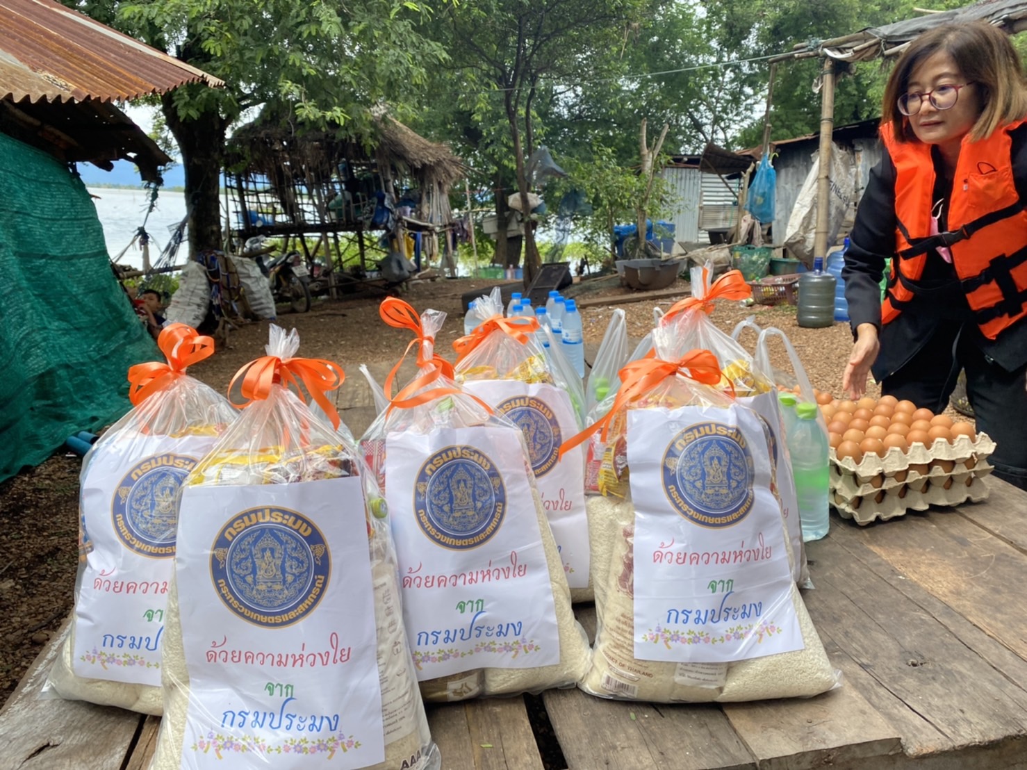 นำความห่วงใยด้วยชุดถุงยังชีพในนามของผู้บริหารกรมประมง ไปมอบให้ครอบครัวชาวประมง จำนวน 6 ครอบครัว ซึ่งมีสมาชิกชายหญิงรวม 15 คน..คลิก