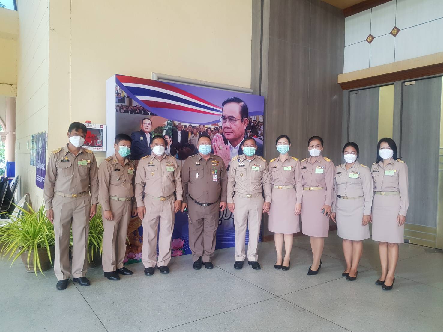ประมงอำเภอวารินชำราบ ร่วมต้อนรับ พลเอกประยุทธ จันทร์โอชา นายกรัฐมนตรีและคณะในโอกาสลงพื้นที่ตรวจราชการจังหวัดอุบลราชธานีตรวจเยี่ยมมอบสิ่งของให้แก่ผู้ประสบภัยน้ำท่วมในเขตอำเภอวารินชำราบ ณ หอประชุมประชาวารินฯทุ่งคำน้ำแซบ...คลิก