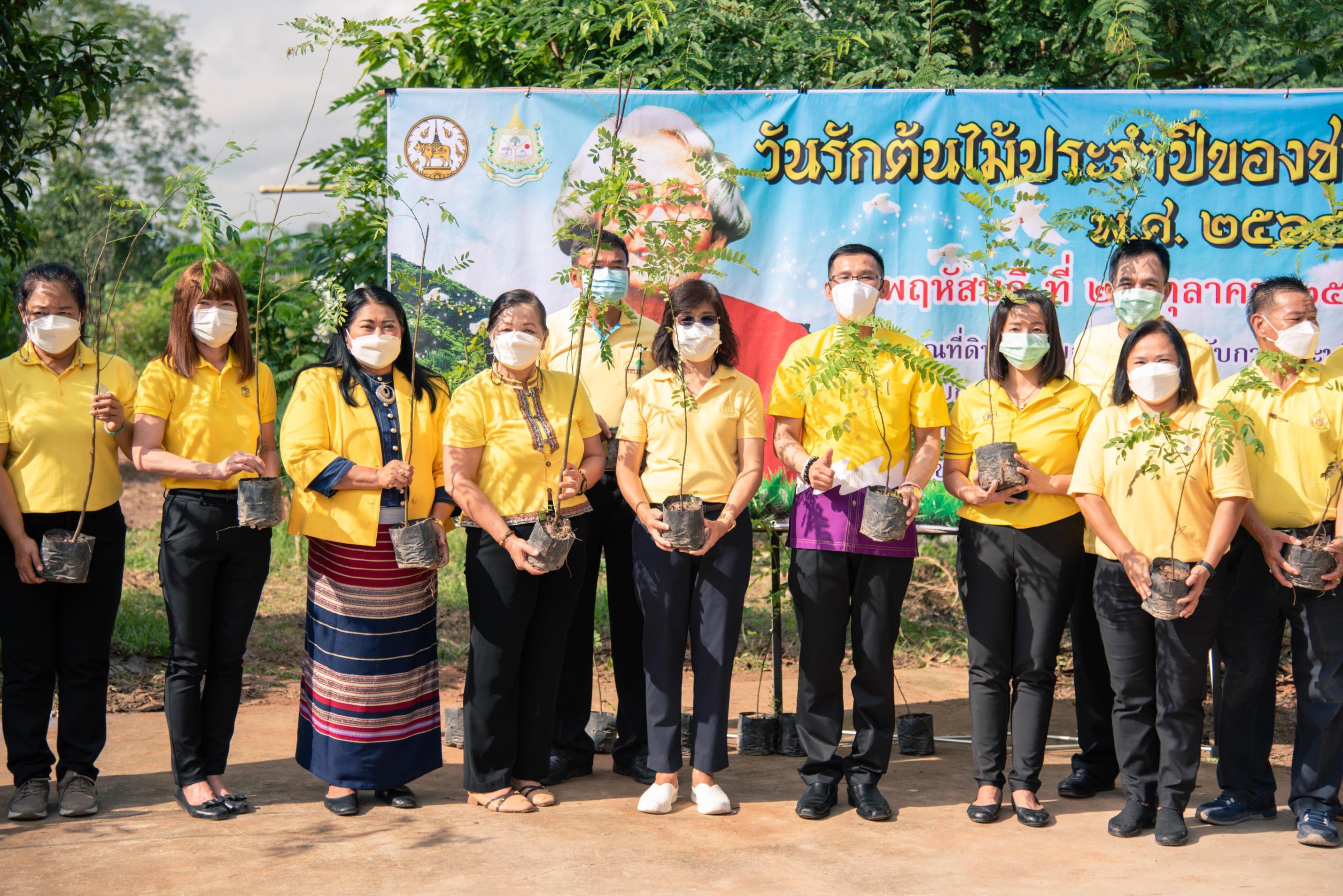 ประมงจังหวัดน่าน พร้อมด้วยข้าราชการและเจ้าหน้าที่สำนักงานประมงจังหวัดน่าน ร่วมกิจกรรม “วันรักต้นไม้ประจำปีของชาติ พ.ศ. 2564