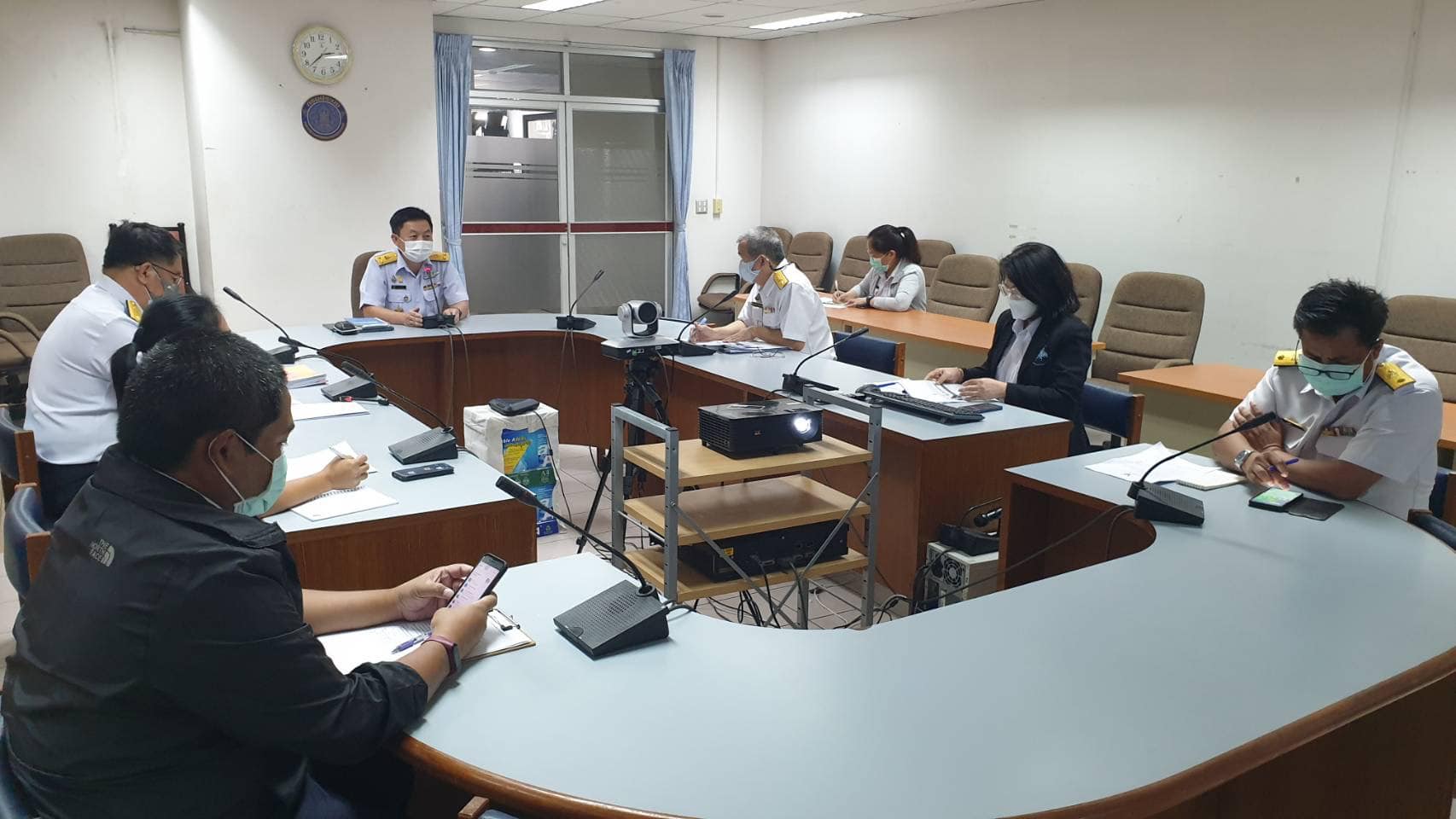 ดร.ถาวร ทันใจ รองอธิบดีกรมประมง เป็นประธานการประชุมหน่วยงานภายใต้การกำกับดูแล (สำนักงานประมงพื้นที่กรุงเทพมหานคร)..คลิก