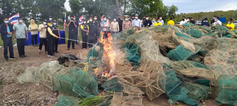 จังหวัดปัตตานี เผาทำลายเครื่องมือประมงที่ผิดกฎหมายหรือ ไอ้โง่ รอบอ่าวปัตตานีเกือบ 2 พันชุด..คลิก