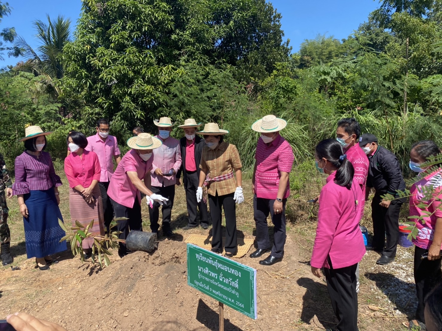 วันที่ 9 พฤศจิกายน 2564 นายบุญหลาย กุลนารัตน์ ประมงจังหวัดหนองบัวลำภู ร่วมพิธีมอบปัจจัยการผลิตโครงการส่งเสริมการปลูกไม้ผล พืชเศรษฐกิจ สร้างรายได้แก่เกษตรกร..คลิก
