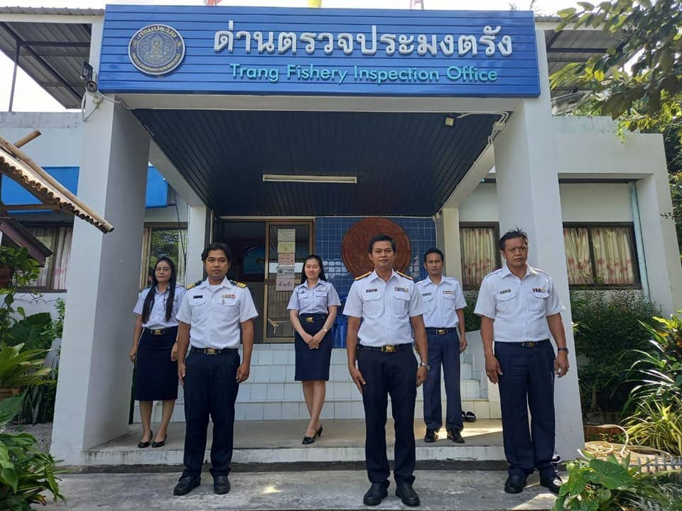 ทุกวันจันทร์ วันพิเศษ และวันสำคัญของชาติ พวกเราทุกคนจะสวมใส่เครื่องแบบกรมประมง..คลิก