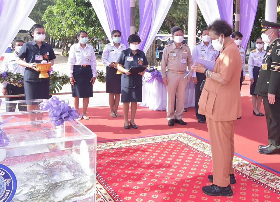 รับเสด็จ ฯ สมเด็จพระกนิษฐาธิราชเจ้า กรมสมเด็จพระเทพรัตนราชสุดา ฯ สยามบรมราชกุมารี เสด็จพระราชดำเนินติดตามความก้าวหน้าการดำเนินงานศูนย์ศึกษาการพัฒนาอ่าวคุ้งกระเบนอันเนื่องมาจากพระราชดำริ