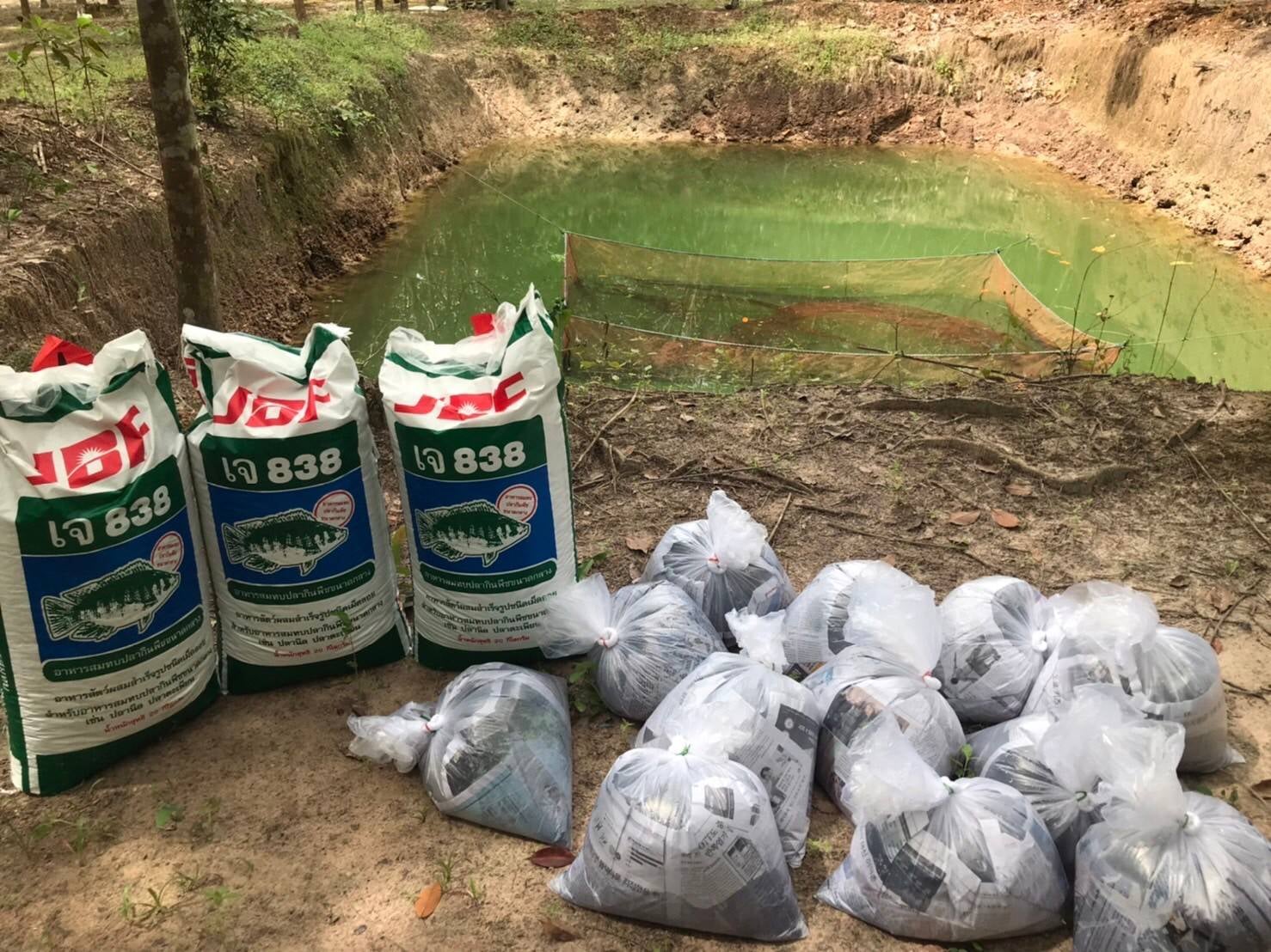 สำนักงานประมงจังหวัดระยอง มอบปัจจัยการผลิตให้แก่เกษตรกรที่เข้าร่วมโครงการส่งเสริมและพัฒนาการเลี้ยงสัตว์น้ำเพื่อสนับสนุนโครงการพัชรสุธาคชานุรักษ์ จังหวัดระยอง