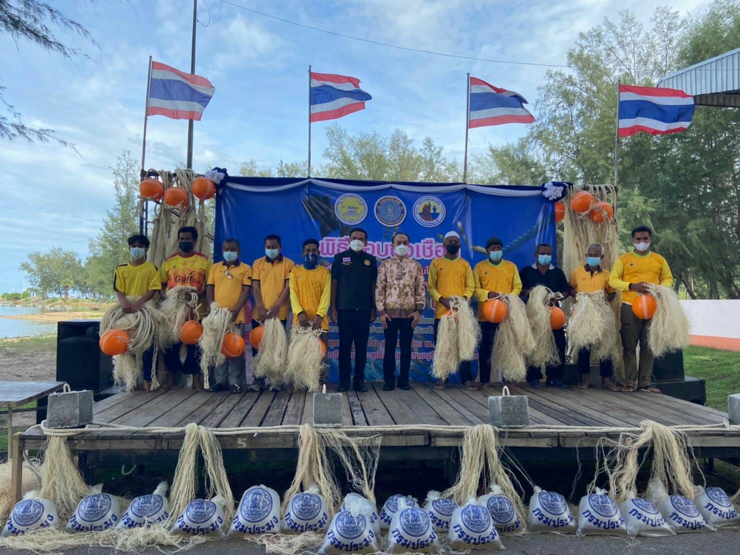 พิธีมอบซั้งเชือก โครงการสร้างเสริมที่อยู่อาศัยของสัตว์น้ำวัยอ่อนในเขตทะเลชายฝั่งของชุมชน ภายใต้โครงการพัฒนาและเสริมสร้างความเข้มแข็งของเศรษฐกิจฐานราก ณ หาดวาสุกรี ตำบลตะลุบัน อำเภอสายบุรี จังหวัดปัตตานี..คลิก