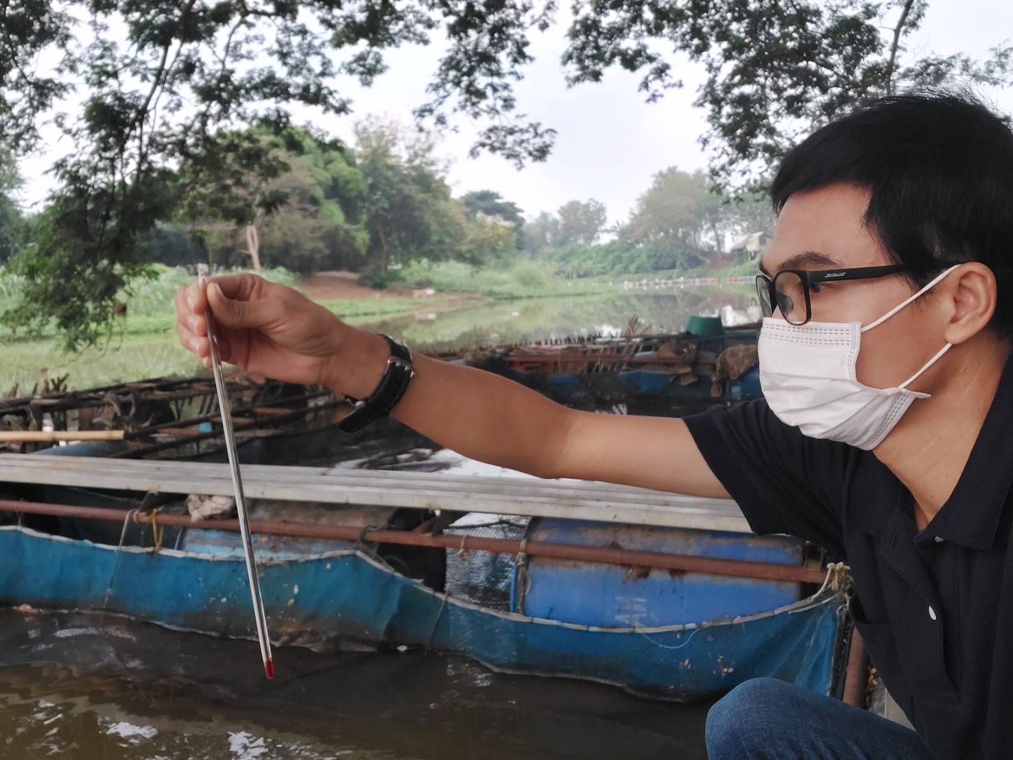 ตรวจวิเคราะห์คุณภาพน้ำแหล่งเลี้ยงปลาในกระชัง  และตรวจเยี่ยมเกษตรกร..คลิก