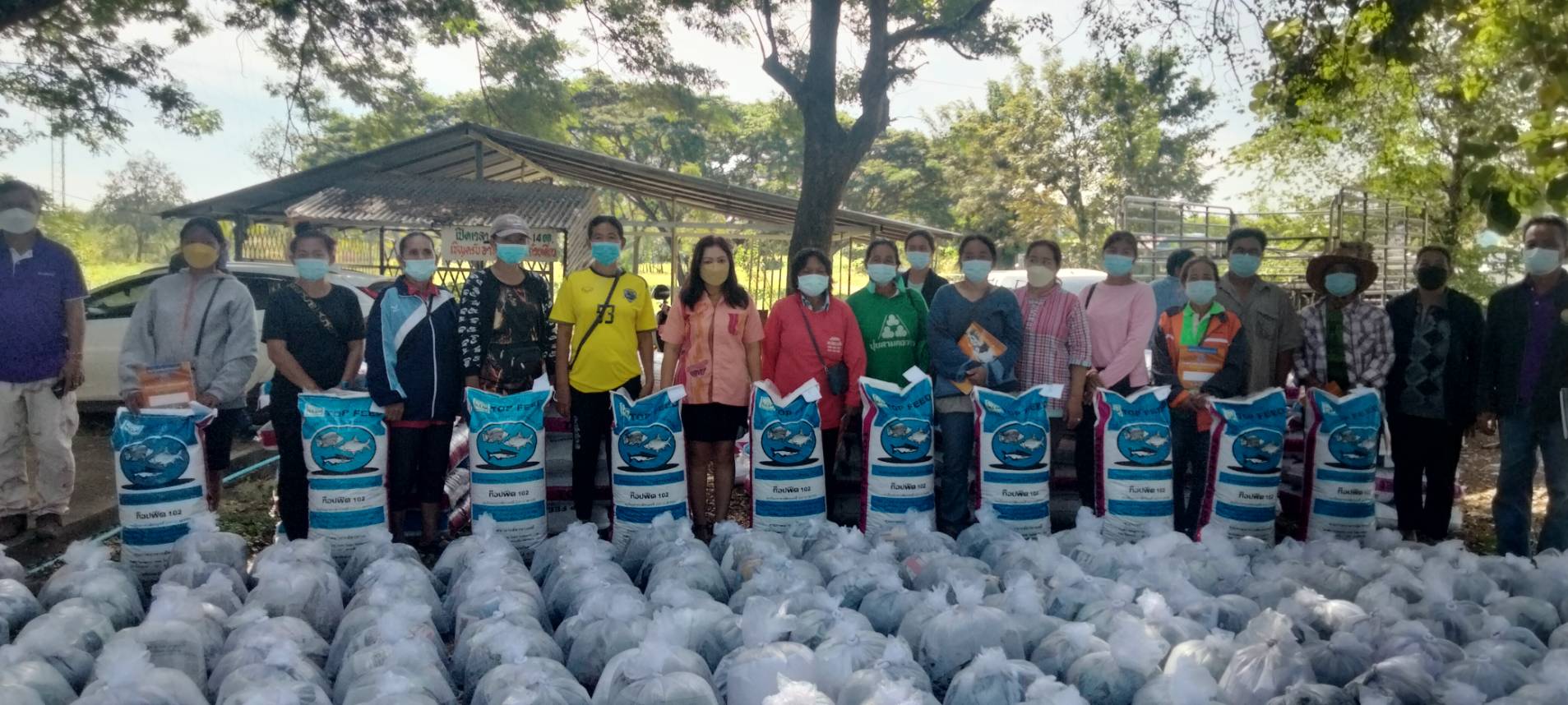 แจกอาหารปลากินพืช และพันธุ์ปลานิล แก่เกษตรกรในโครงการ 1 ตำบล 1 กลุ่มทฤษฎีใหม่ ปี 2564..คลิก