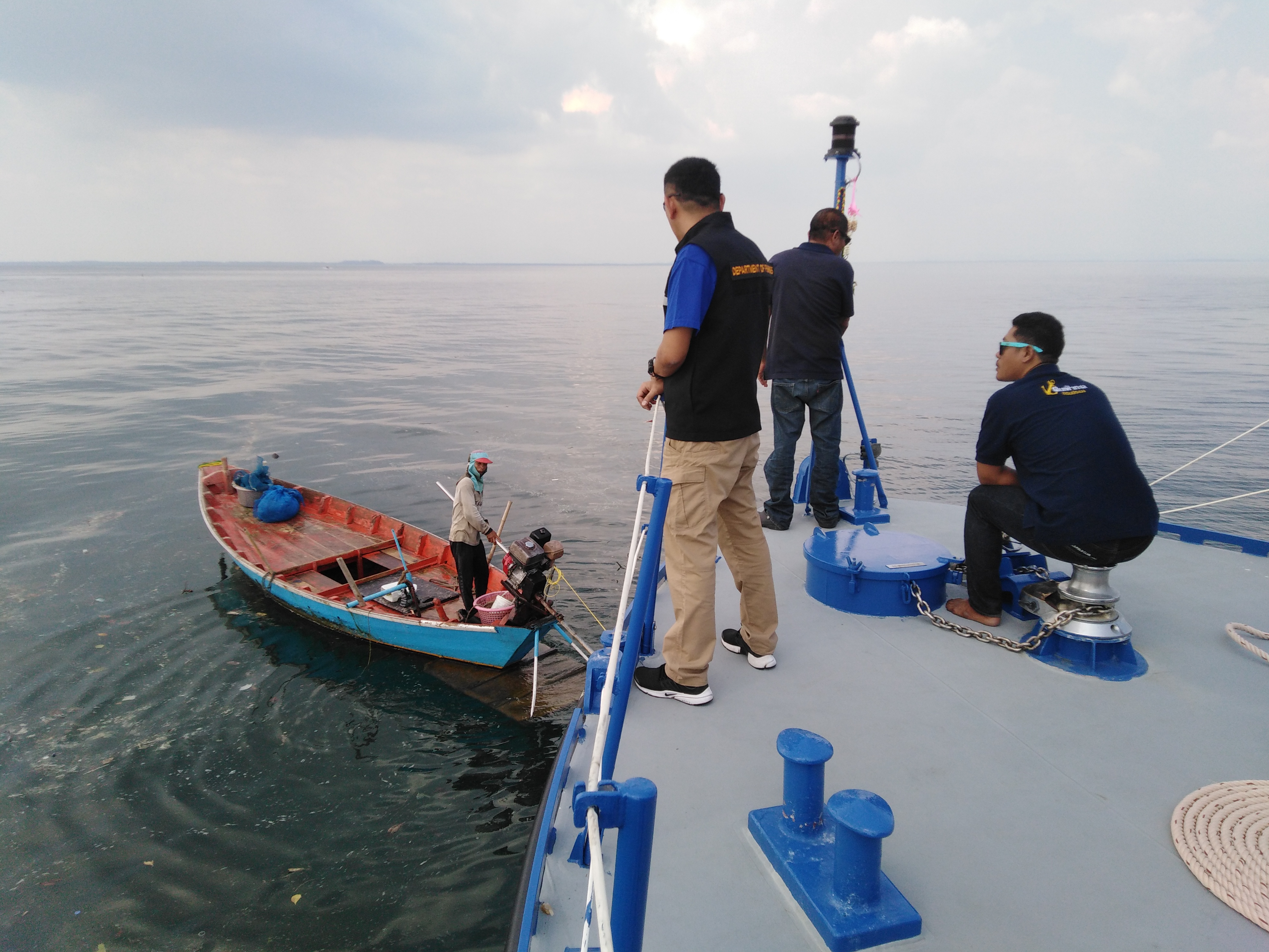 เรือตรวจประมงทะเล 701 ออกปฏิบัติงานควบคุมทำการประมงพื้นที่ทะเลนอกชายฝั่ง..คลิก