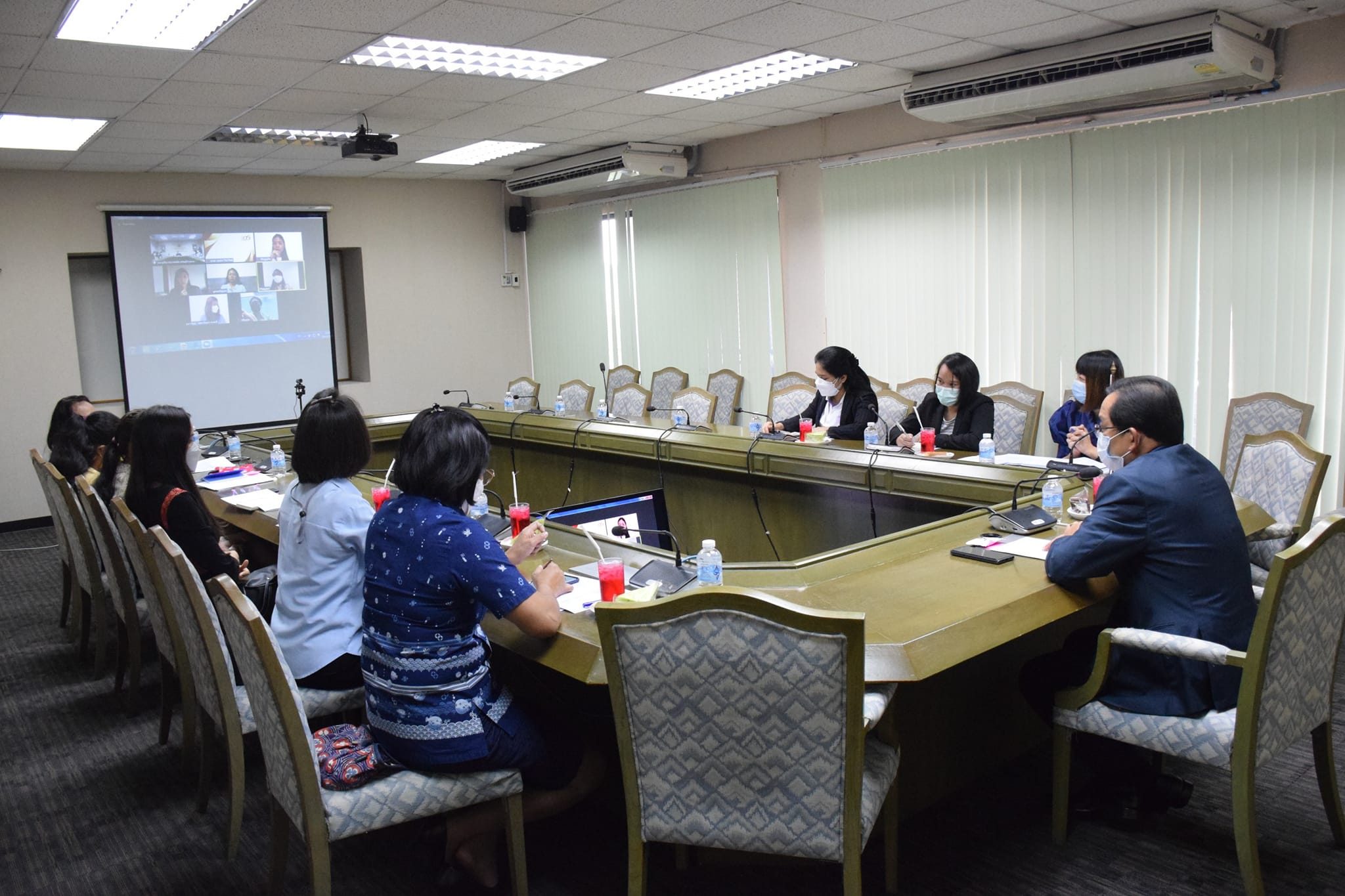 นายเฉลิมชัย สุวรรณรักษ์ รองอธิบดีกรมประมง เข้าร่วมการประชุมเปิดตรวจรายงานการเงินของเงินทุนหมุนเวียนในการผลิตพันธุ์ปลา พันธุ์กุ้ง และพันธุ์สัตว์น้ำอื่น ๆ กรมประมง..คลิก