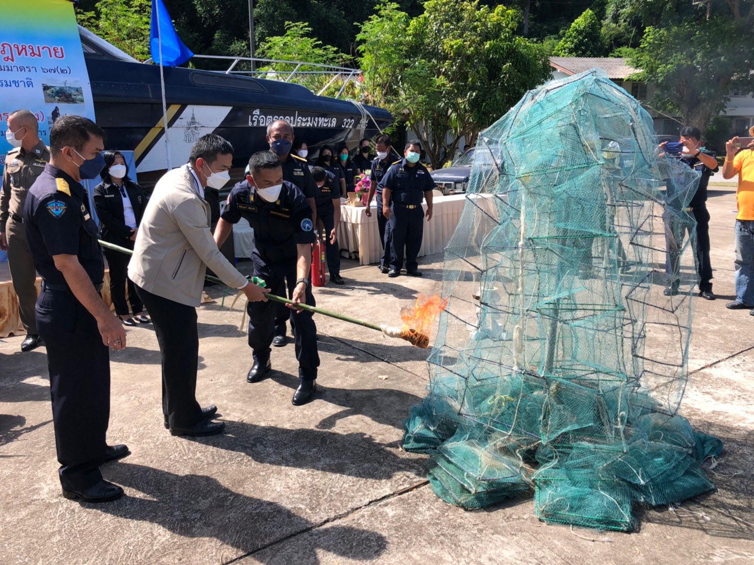 ศูนย์ป้องกันและปราบปรามประมงทะเลระยองดำเนินการเผาทำลายเครื่องมือประมงผิดกฎหมาย (ลอบพับได้หรือไอ้โง่)..คลิก