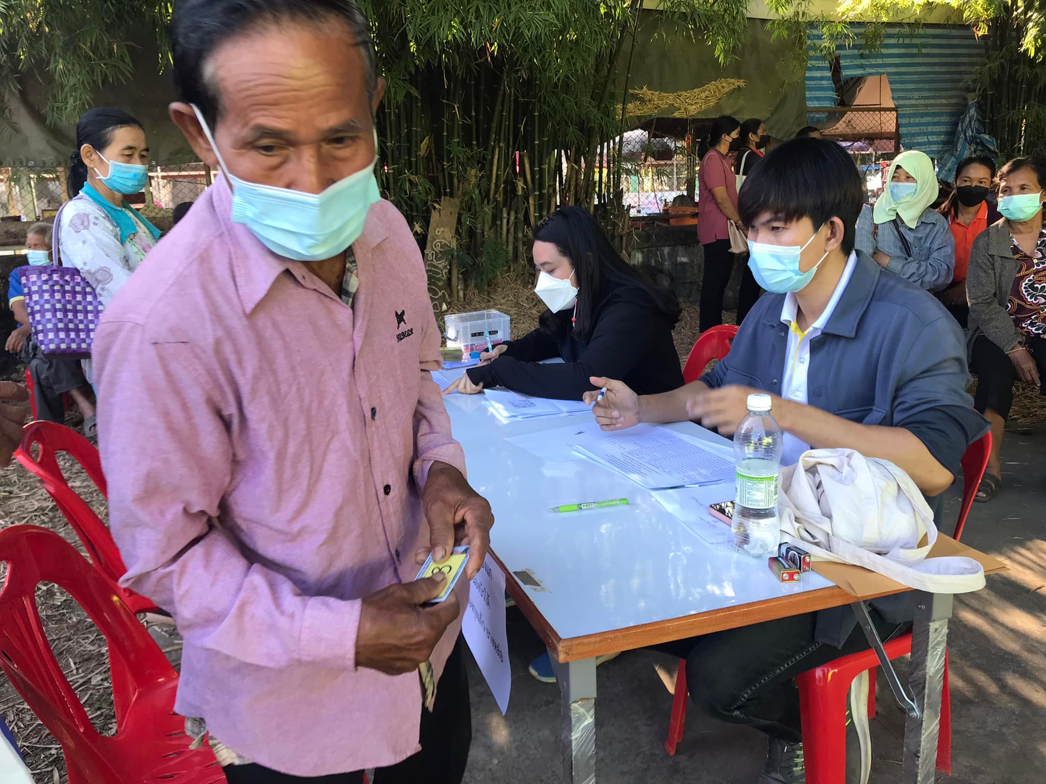 วันที่ 25 พฤศจิกายน 2564 เวลา 08.00 น. ตรวจรับปัจจัยการผลิต สำหรับมอบแก่เกษตรกรโครงการพัฒนาและเสริมสร้างความเข้มแข็งของเศรษฐกิจฐานราก งบประมาณ พ.ศ.2564 ในพื้นที่อำเภอศรีบุญเรือง จำนวน 400 ราย..คลิก