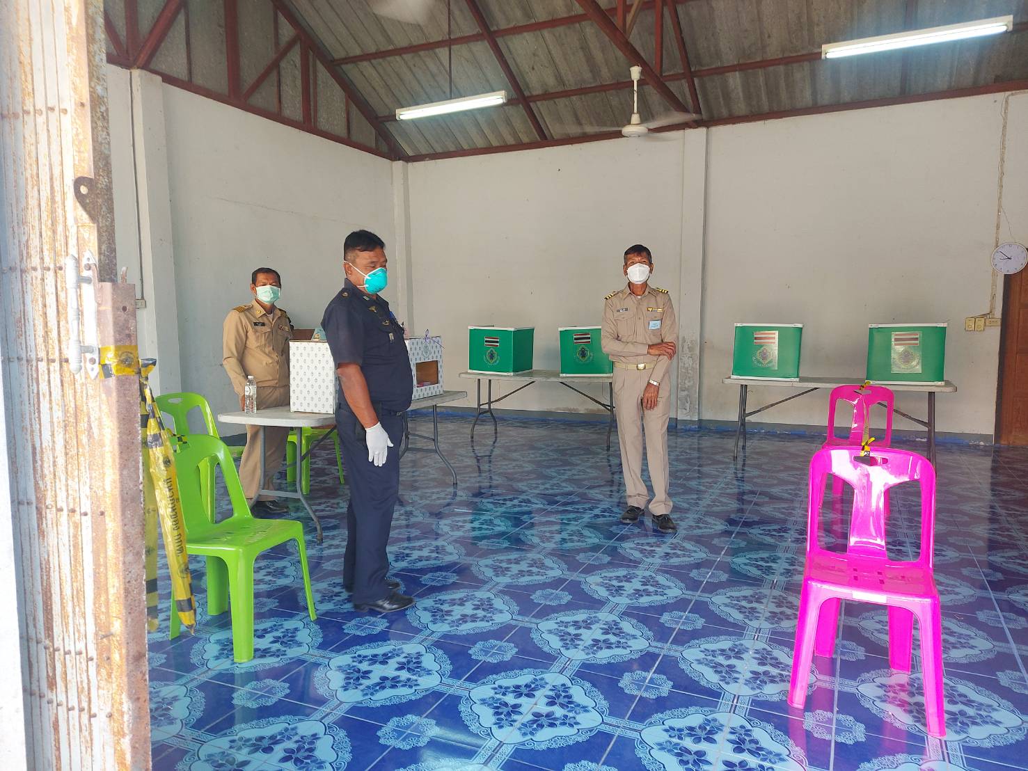ประมงอำเภอสิรินธร (กรรมการการเลือกตั้งประจำอบต.ฝางคำ)   และรับคืนหีบบัตรและอุปกรณ์จากกรรมการประจำหน่วยเลือกตั้ง (กปน.) ณ ศูนย์อำนวยการเลือกตั้งอบต.ฝางคำ อ.สิรินธร จ.อุบลราชธานี..คลิก