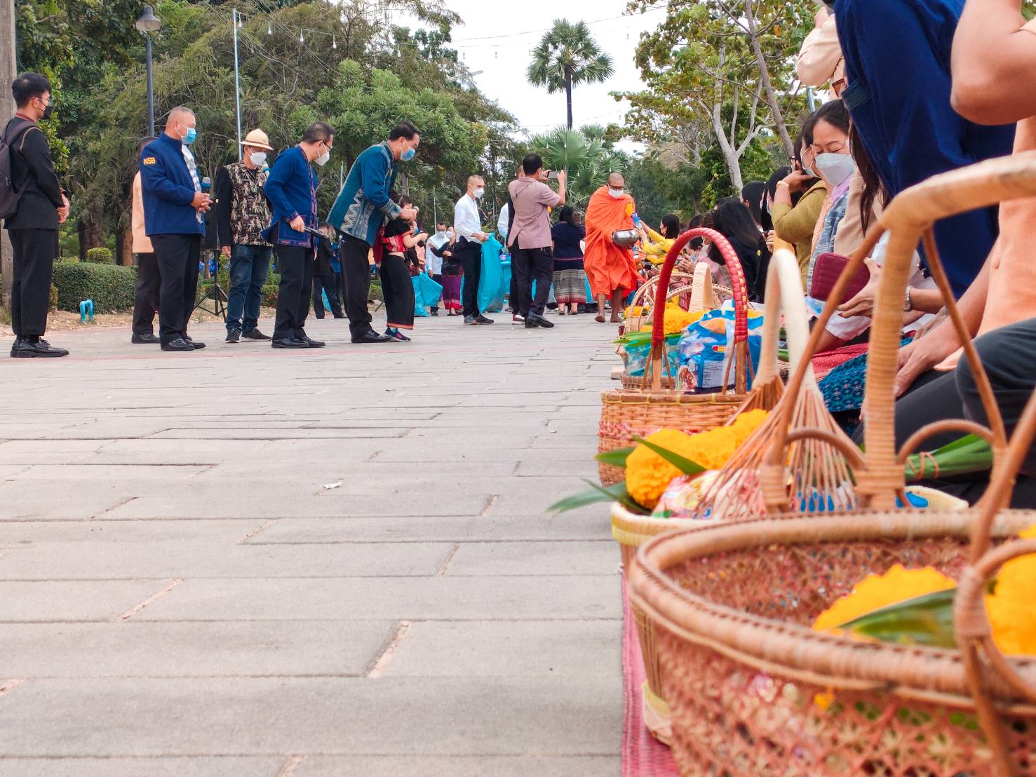 ศรีสะเกษพร้อมใจ นุ่งผ้าไทยใส่บาตร ทำความดี วิถีพอเพียง..คลิก