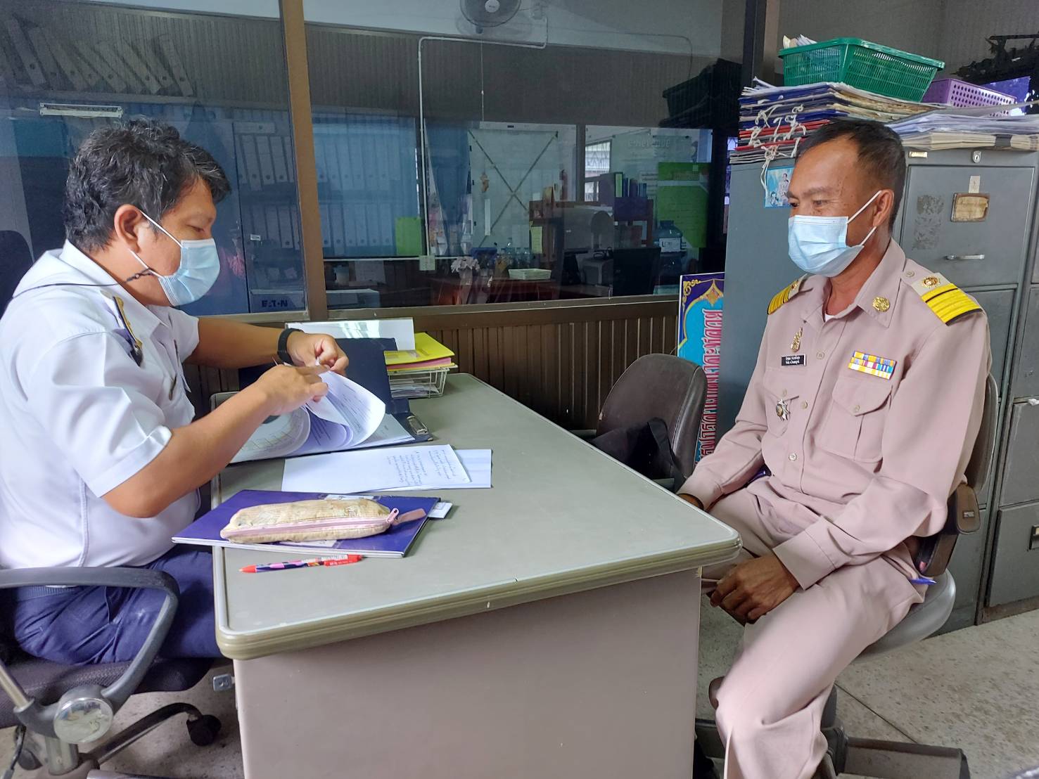 ประมงอำเภอนาจะหลวยได้แนะนำและให้ความรู้ในเรื่องการเลี้ยงกุ้งฝอย แก่นายประยงค์ พวงจันดา ซึ่งเป็นศูนย์ ศพก.หลัก  ประจำอำเภอนาจะหลวย..คลิก