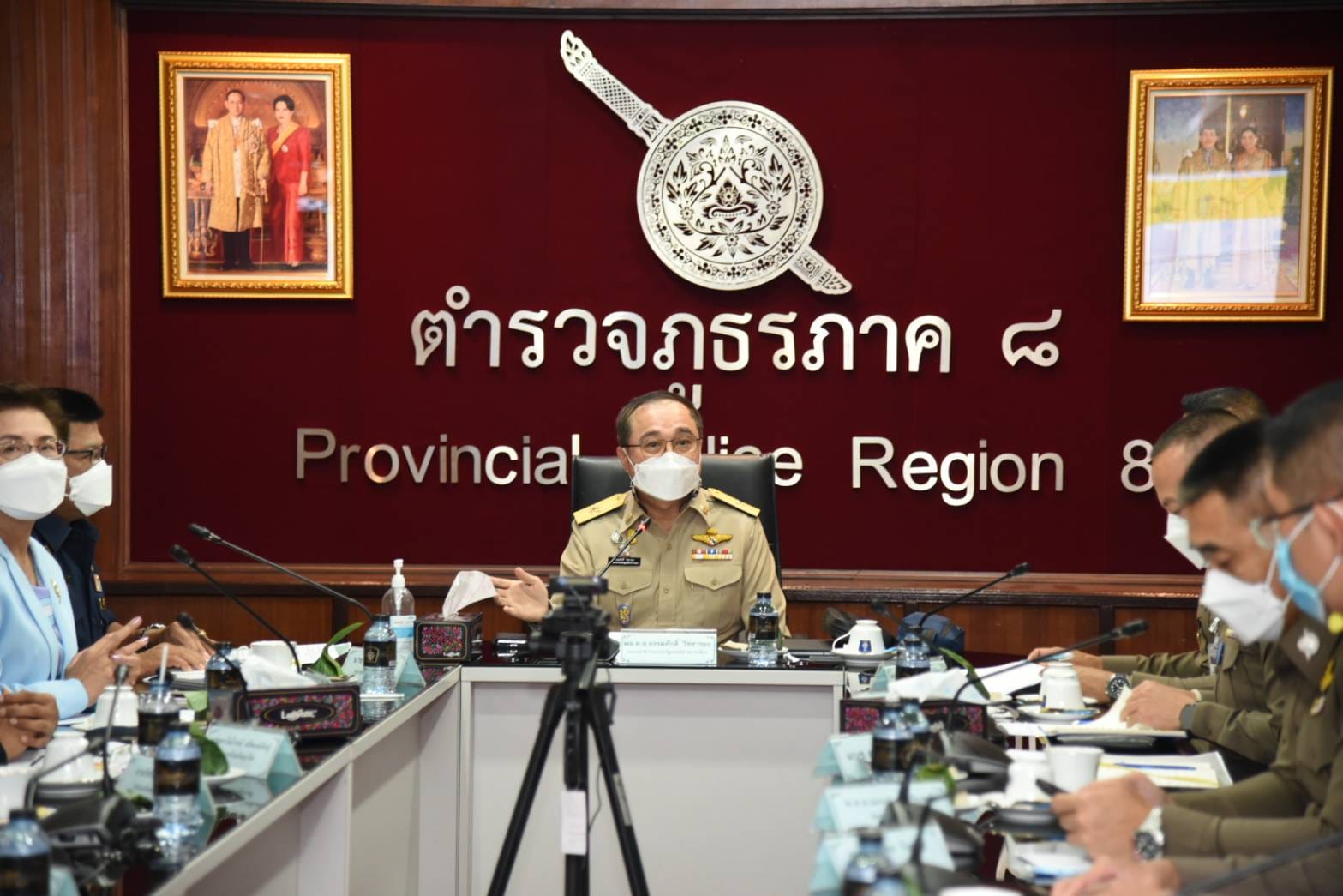วันศุกร์ที่ 26 พฤศจิกายน 2564 เวลา 09.00 - 12.00 น. นายบัญชา  สุขแก้ว  รองอธิบดีกรมประมง พร้อมด้วยนายพัฒนพงศ์  ชูแสง  ผู้อำนวยการกองบริหารจัดการทรัพยากรและกำหนดมาตรการ  นายวัชรินทร์ รัตนชู  ประมงจังหวัดภูเก็ต  นายศรายุทธ์  เมธินาพิทักษ์  หัวหน้าด่านตรวจประมงภูเก็ต และคณะเจ้าหน้าที่ผู้เกี่ยวข้อง เข้าร่วมการประชุม 