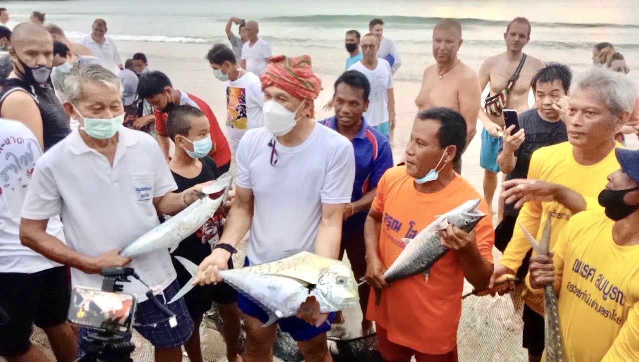 ร่วมกิจกรรม “ชมเล แลหาด ลากปลาในเล” ณ บริเวณหาดในหาน..คลิก