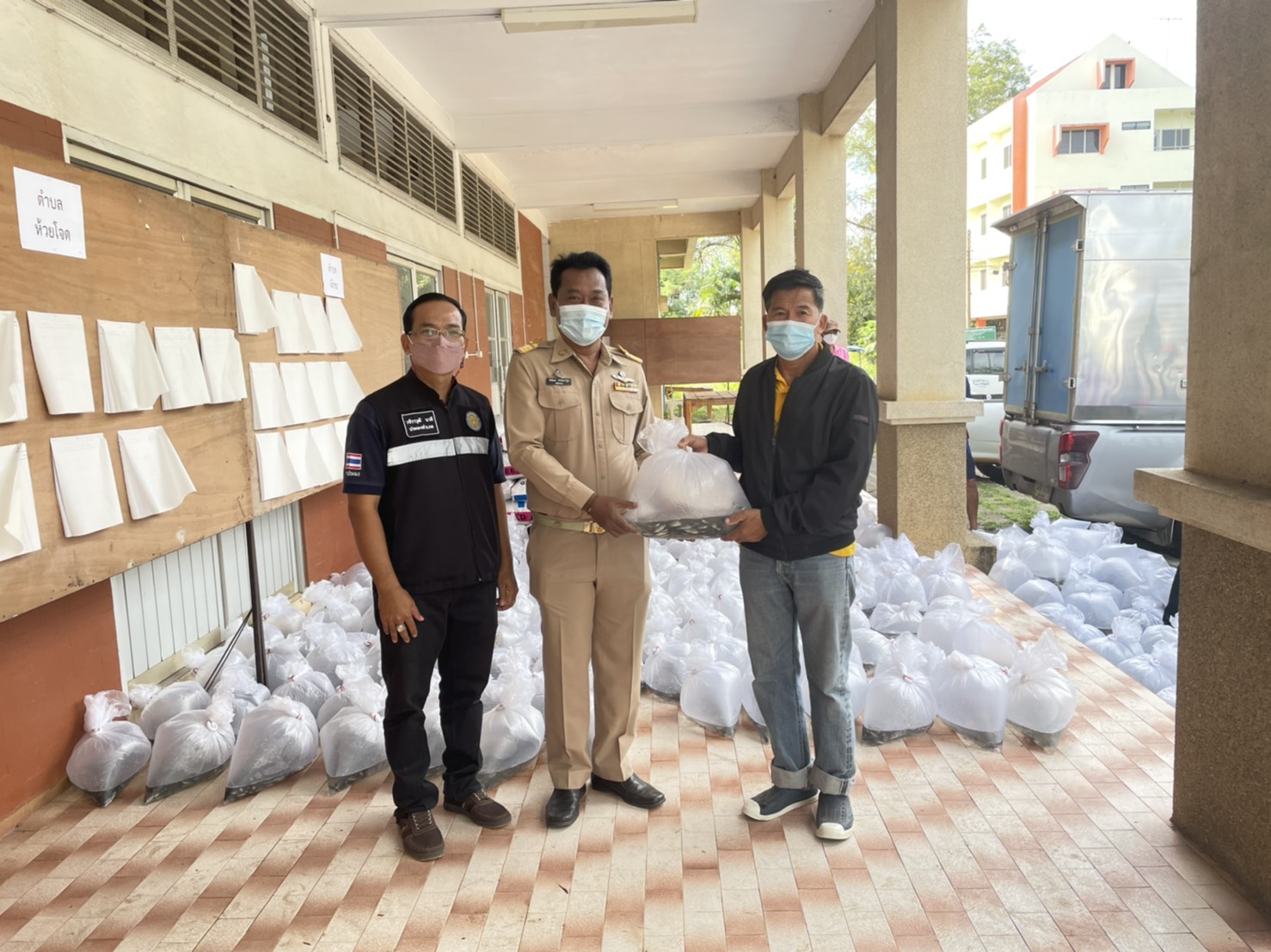 ส่งมอบปัจจัยการผลิตให้กับเกษตรกรที่เข้าร่วมโครงการ 1 ตำบล 1 กลุ่มเกษตรทฤษฎีใหม่..คลิก