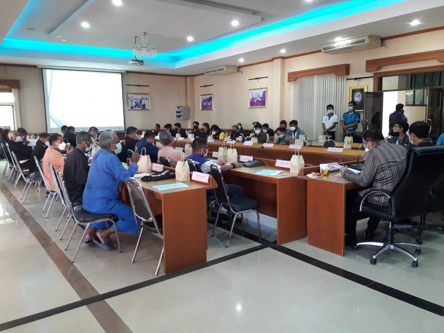 นายกิตติพงษ์ ลีลาศสง่างาม ประมงจังหวัดศรีสะเกษ ได้เข้าร่วมประชุมคณะกรรมการเพื่อพิจารณา การกักเก็บน้ำของเขื่อนราษีไศล..คลิก