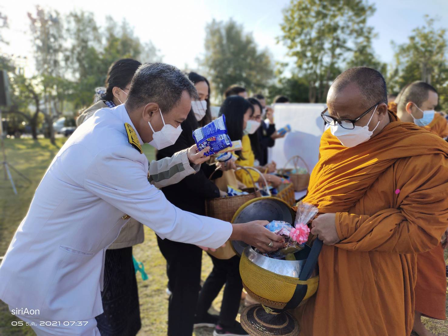 พิธีทำบุญตักบาตร ข้าวสารอาหารแห้ง แด่พระสงฆ์ จำนวน 89 รูป เนื่องในวันคล้ายวันพระบรมราชสมภพ พระบาทสมเด็จพระบรมชนกาธิเบศร มหาภูมิพลอดุลยเดชมหาราช บรมนาถบพิตร วันชาติ และวันพ่อแห่งชาติ 5 ธันวาคม 2564..คลิก