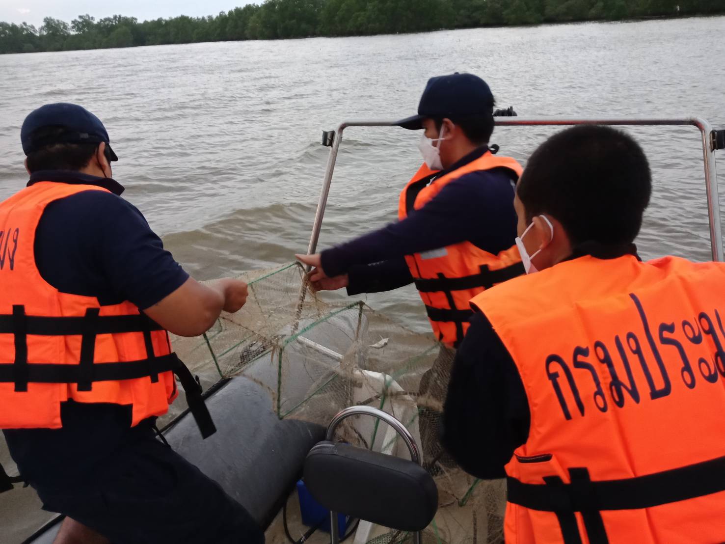 ปฏิบัติงานควบคุมการทำประมงในเขตทะเลชายฝั่ง พื้นที่จังหวัดสุราษฎร์ธานี..คลิก