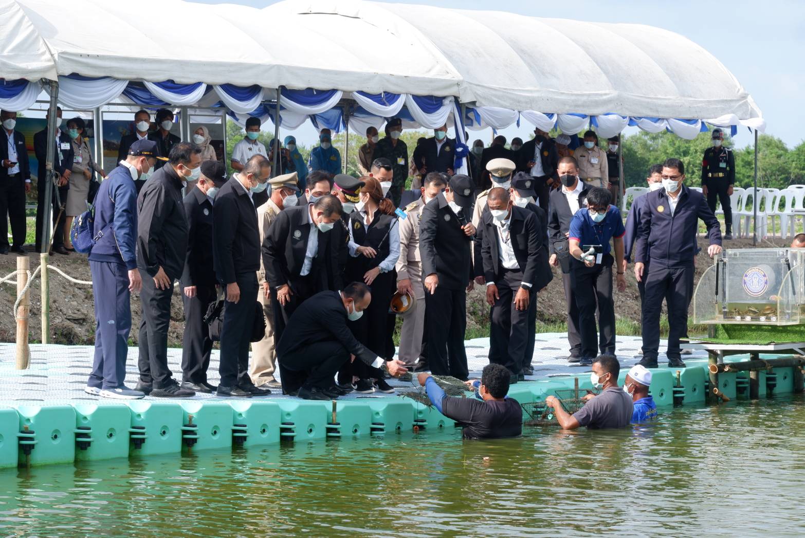 ร่วมต้อนรับพล.อ.ประยุทธ์ จันทร์โอชา นายกรัฐมนตรีและคณะเข้าตรวจเยี่ยมการบริหารจัดการโครงการจังหวัดชายแดนภาคใต้ เมืองปูทะเลโลก ณ บ้านโต๊ะโสม อ.ยะหริ่ง จ.ปัตตานี