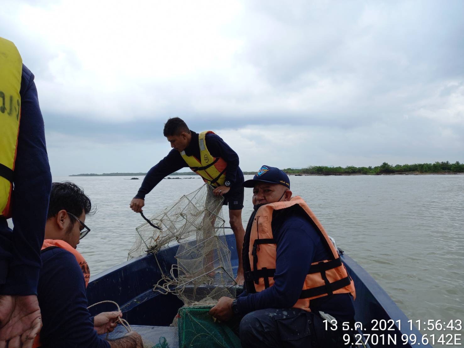 ปฏิบัติงานควบคุมการทำประมงพื้นที่จังหวัดสุราษฎร์ธานี
