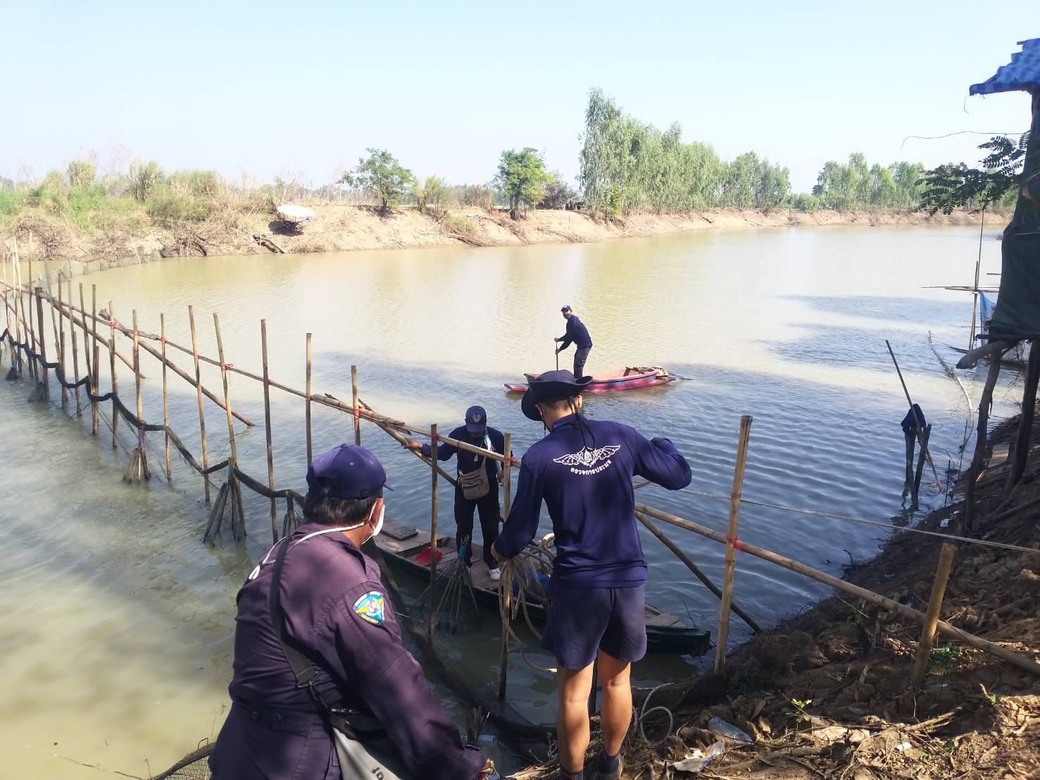 ปฏิบัติงานควบคุมการทำประมงในพื้นที่แม่น้ำยม