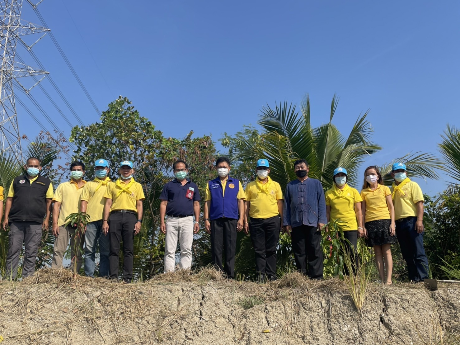 (อ.บางใหญ่) มอบพันธุ์ปลาตะเพียนโครงการโคก หนอง นา โมเดล..คลิก