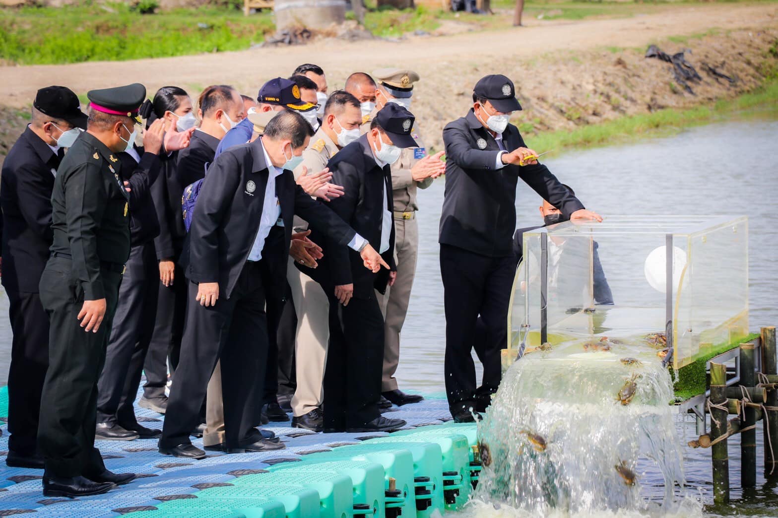 นายประพันธ์ ลีปายะคุณ รองอธิบดีกรมประมง และเจ้าหน้าที่สังกัดกรมประมงในจังหวัดปัตตานี ร่วมต้อนรับ พลเอก ประยุทธ์ จันทร์โอชา นายกรัฐมนตรีและคณะ เดินทางมาปฏิบัติภารกิจตรวจติดตามงานด้านการพัฒนาและความมั่นคงในพื้นที่จังหวัดชายแดนภาคใต้ ณ กลุ่มเลี้ยงปูดำ ตำบลบางปู อำเภอยะหริ่ง จังหวัดปัตตานี..คลิก