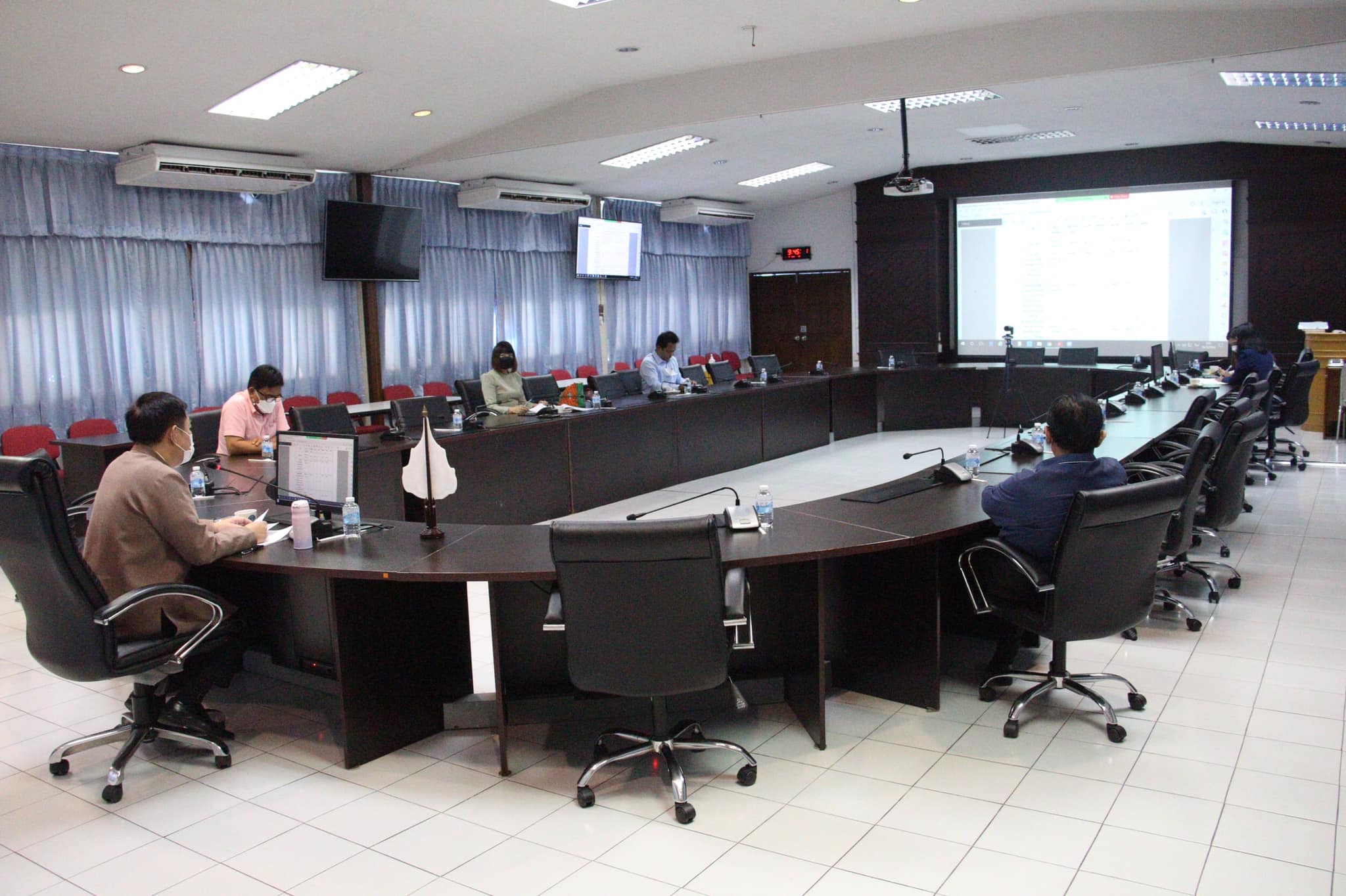 ดร.ถาวร ทันใจ รองอธิบดีกรมประมง เป็นประธานการประชุมคณะกรรมการกลั่นกรองการกำหนดอัตราเงินเดือนแรกบรรจุข้าราชการในสังกัดกรมประมง