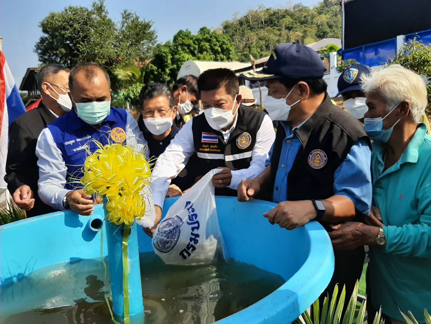 นายบัญชา สุขแก้ว รองอธิบดีกรมประมง ลงพื้นที่จังหวัดเพชรบุรี เพื่อร่วมพิธีปล่อยพันธุ์สัตว์น้ำ ภายใต้โครงการเพิ่มผลผลิตกุ้งก้ามกรามในแหล่งน้ำธรรมชาติ เพื่อสร้างรายได้จากสถานการณ์การแพร่ระบาดของโรคโควิด-19 ตามนโยบาย ดร.เฉลิมชัย ศรีอ่อน รัฐมนตรีว่าการกระทรวงเกษตรและสหกรณ์..คลิก