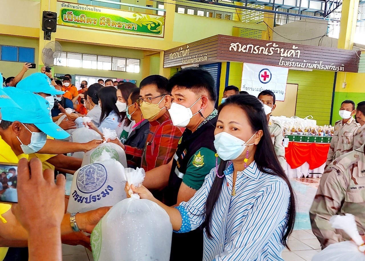 นายกิตติพงษ์ ลีลาศสง่างาม ประมงจังหวัดศรีสะเกษ มอบหมายให้นายธนดล นวลจันทร์ หัวกลุ่มพัฒนาและส่งเสริมอาชีพการประมง นายสุพรชัย พนารัตนะโสภณ ประมงอำเภอภูสิงห์และเจ้าหน้าที่สำนักงานประมงจังหวัดศรีสะเกษ ร่วมกับศูนย์วิจัยและพัฒนาการเพาะเลี้ยงสัตว์น้ำจืดศรีสะเกษ ออกหน่วยบริการจังหวัดเคลื่อนที่..คลิก