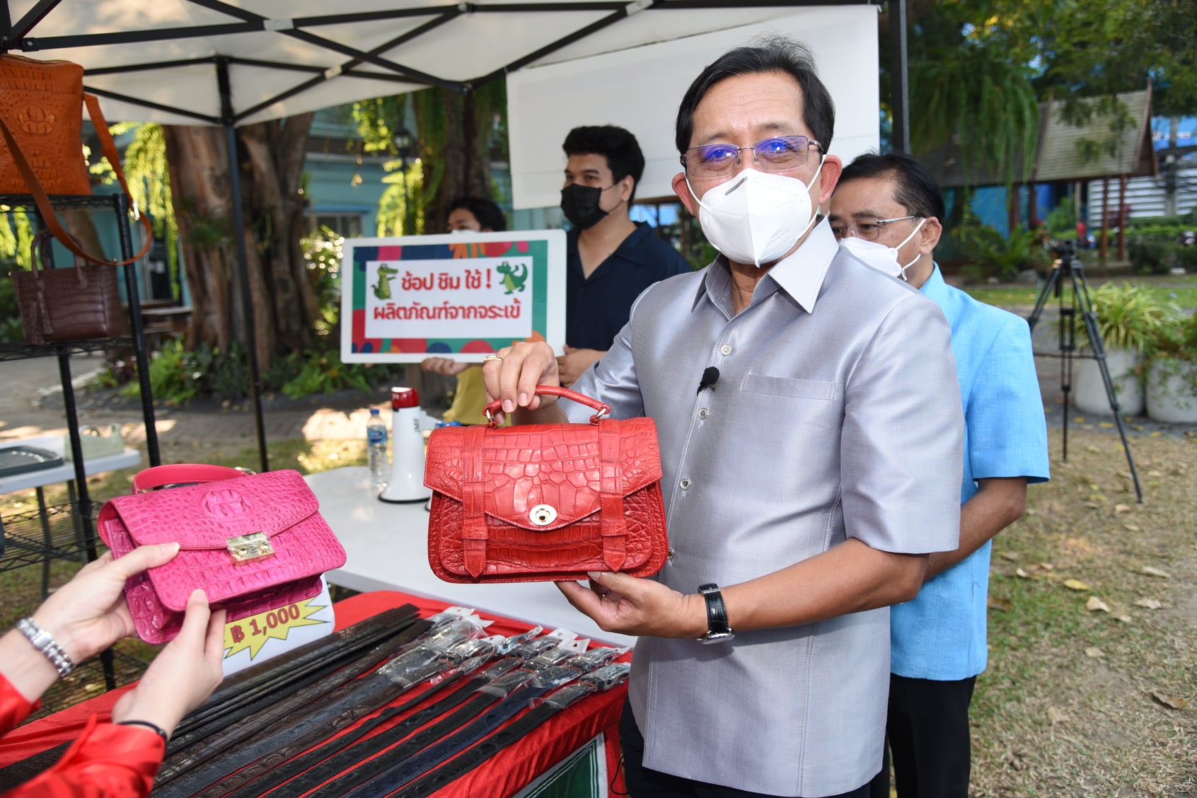 (ข่าววีดิทัศน์) กรมประมงจัดกิจกรรม ชวน ช้อป ชิม ใช้ สินค้าจากเครื่องหนังและผลิตภัณฑ์จากจระเข้ คุณภาพดี ราคาประหยัด จากเกษตรกรผู้เพาะเลี้ยงจระเข้และผู้ประกอบธุรกิจเกี่ยวเนื่อง..คลิก