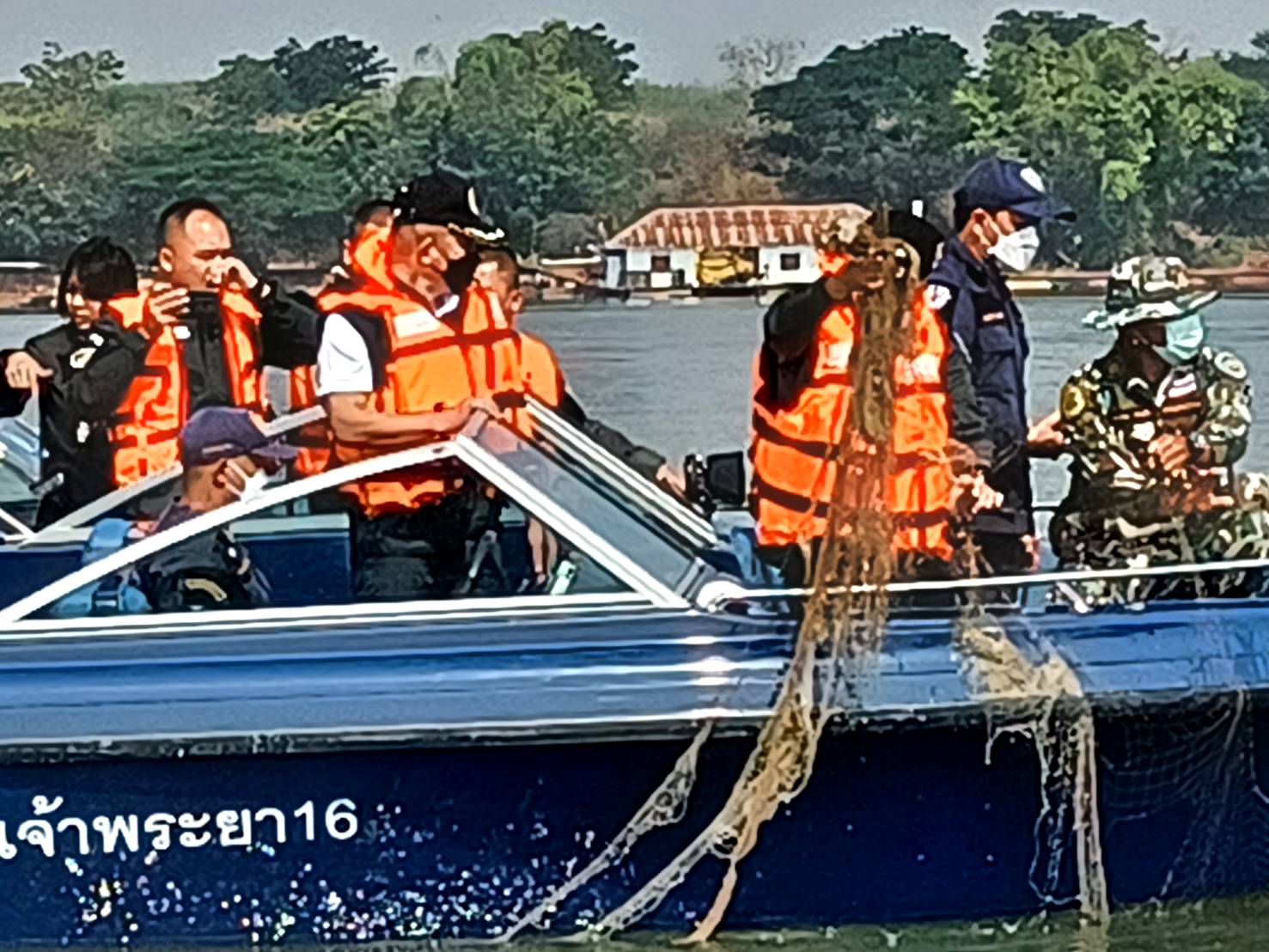 ปฏิบัติงานควบคุมการทำประมงผิดกฎหมายในพื้นที่บึงบอระเพ็ด