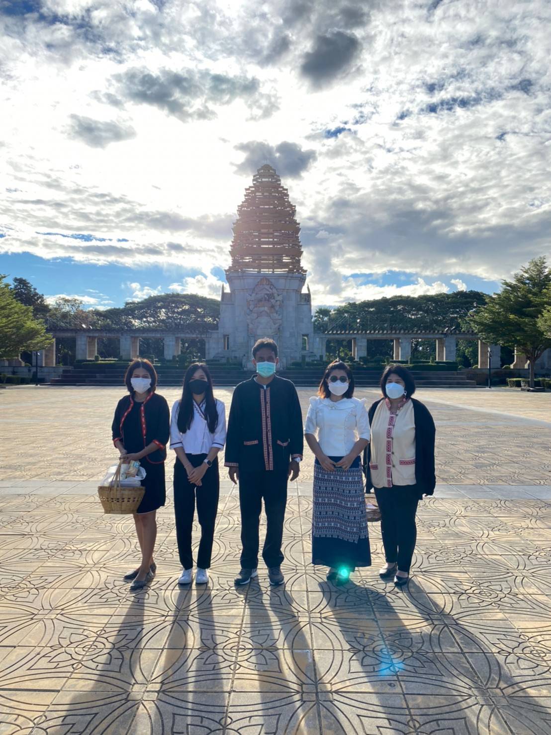 นายประจักษ์ แสนภักดี หัวหน้ากลุ่มบริหารจัดการด้านการประมง พร้อมเจ้าหน้าที่ เข้าร่วมกิจกรรม